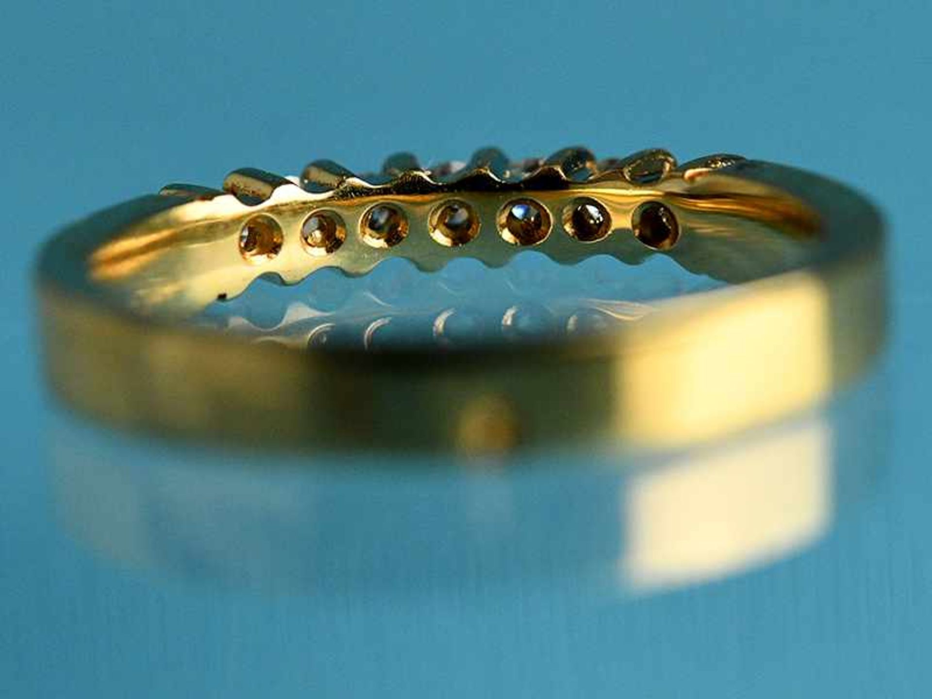 Ring mit 7 Brillanten, zusammen ca. 0,2 ct, 21. Jh. 750/- und 925/- Gelbgold gestempelt. - Bild 3 aus 3