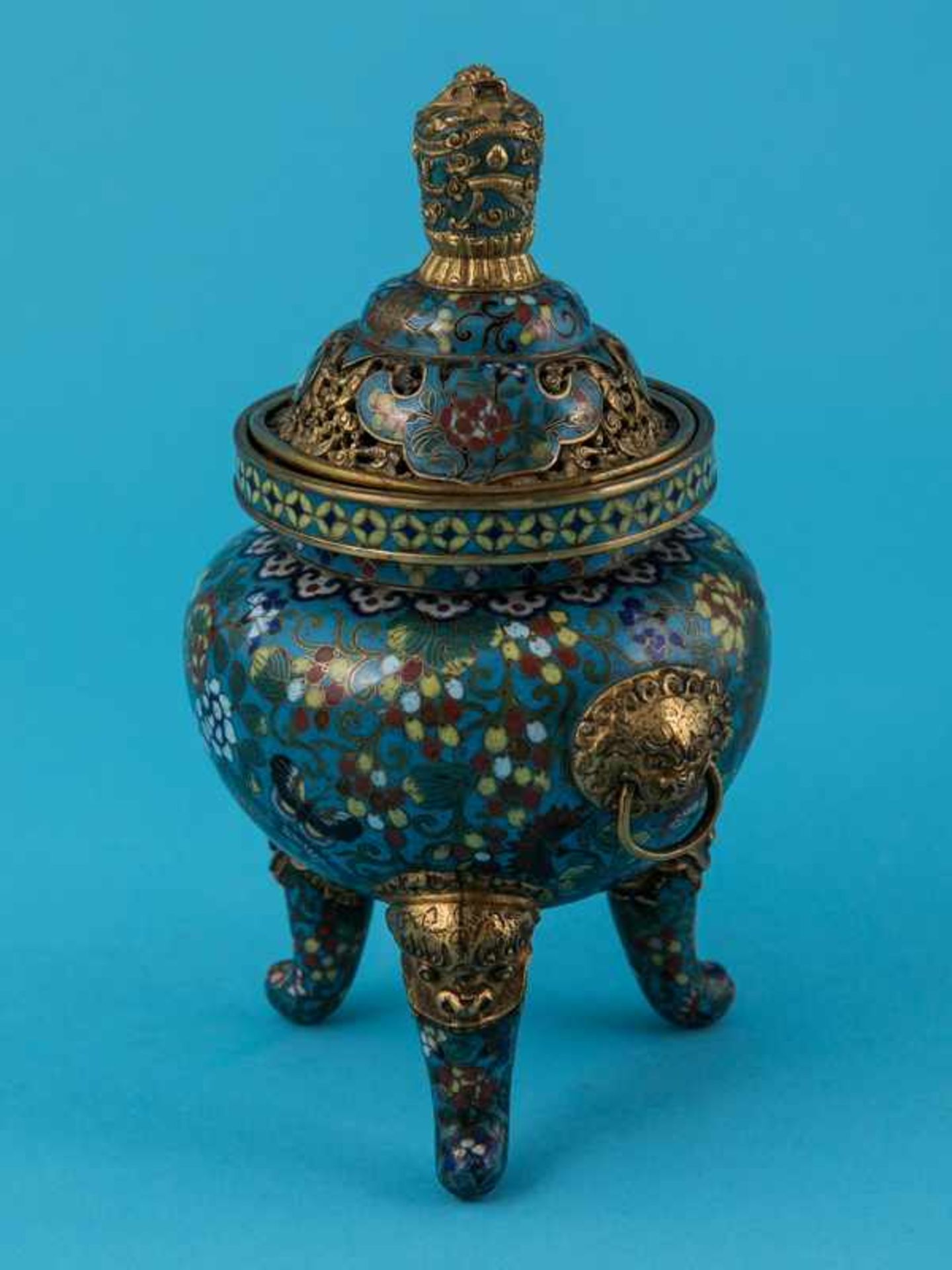 Cloisonné-Räuchergefäß, China, späte Qing-Dynastie (19. Jh.). Bronze mit türkisgrundigem farbigen - Image 7 of 9