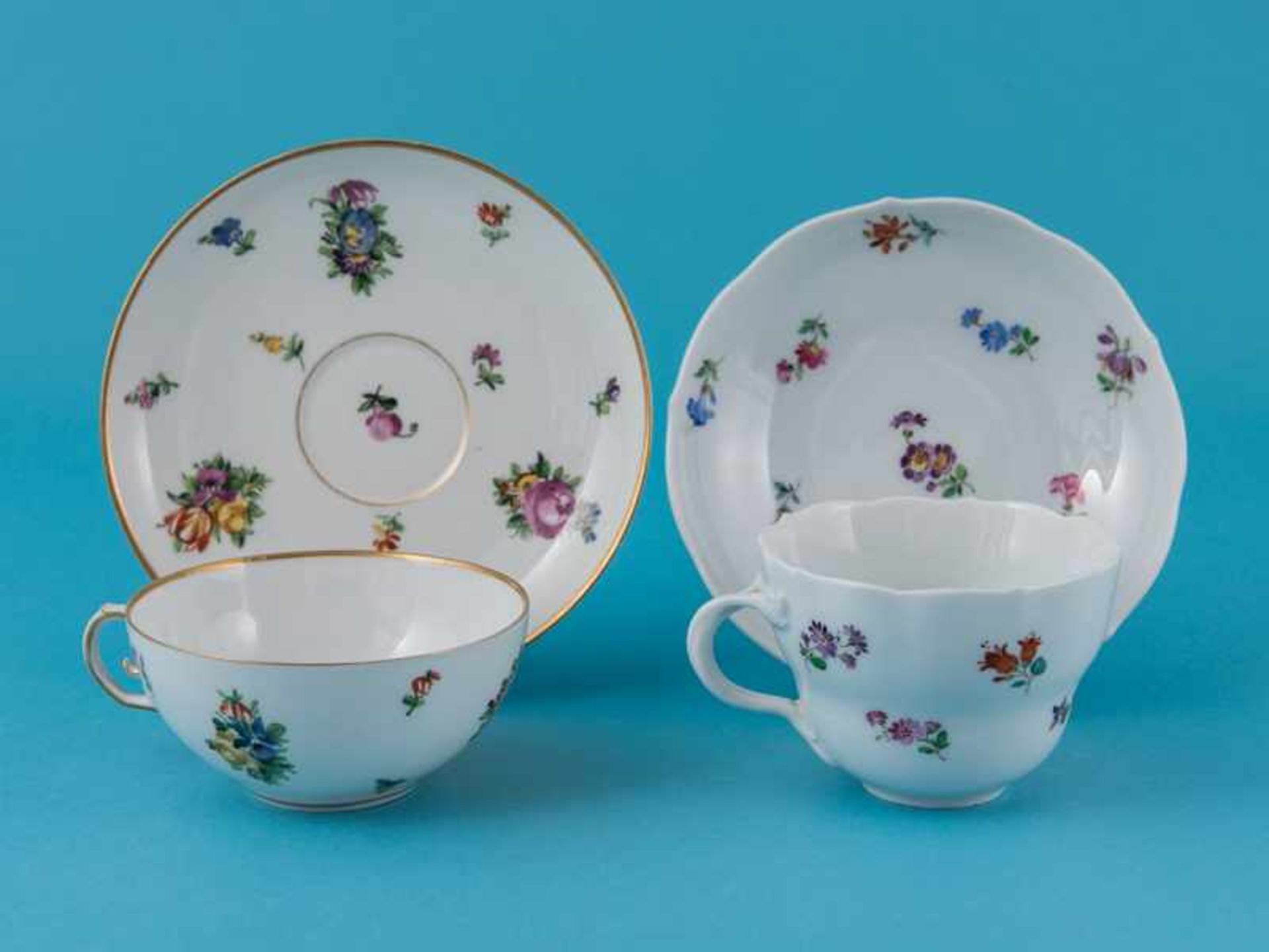 2 Tassen mit Streublumendekor; Meissen und Royal Copenhagen; Anfang 20. Jh. Weißporzellan mit - Image 5 of 5