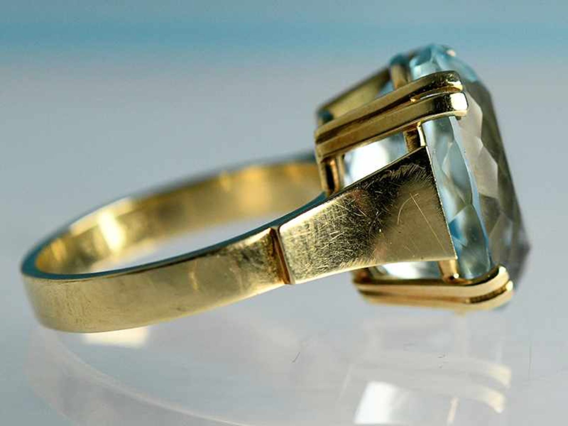 Ring mit Aquamarin, 60- er Jahre 585/- Gelbgold. Gesamtgewicht ca. 7,2 g. Hochoval. Erhöhte - Bild 2 aus 4