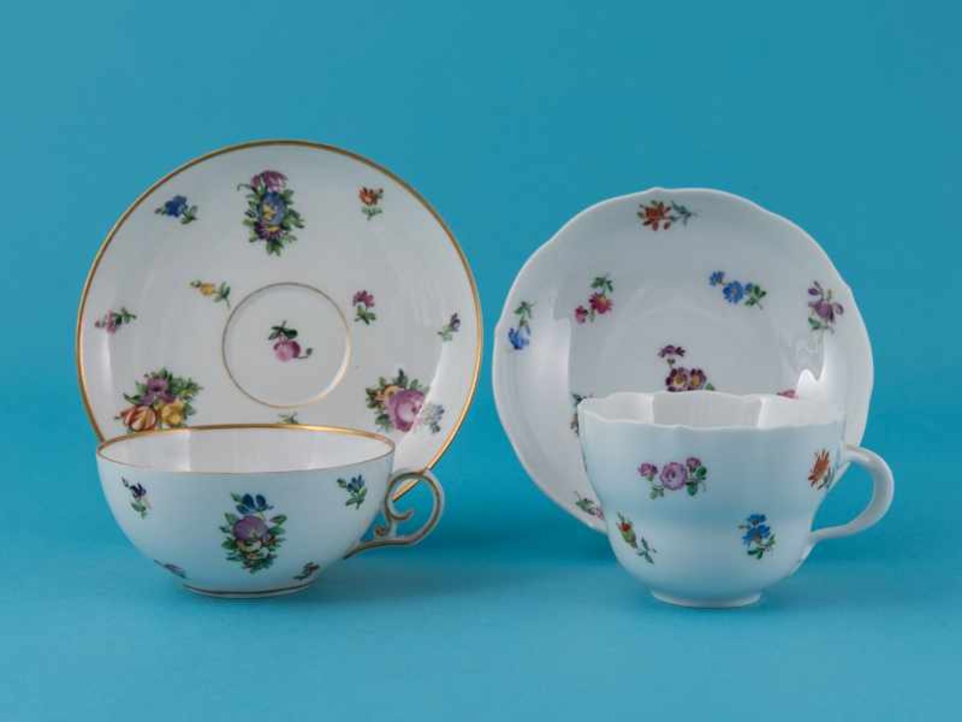 2 Tassen mit Streublumendekor; Meissen und Royal Copenhagen; Anfang 20. Jh. Weißporzellan mit