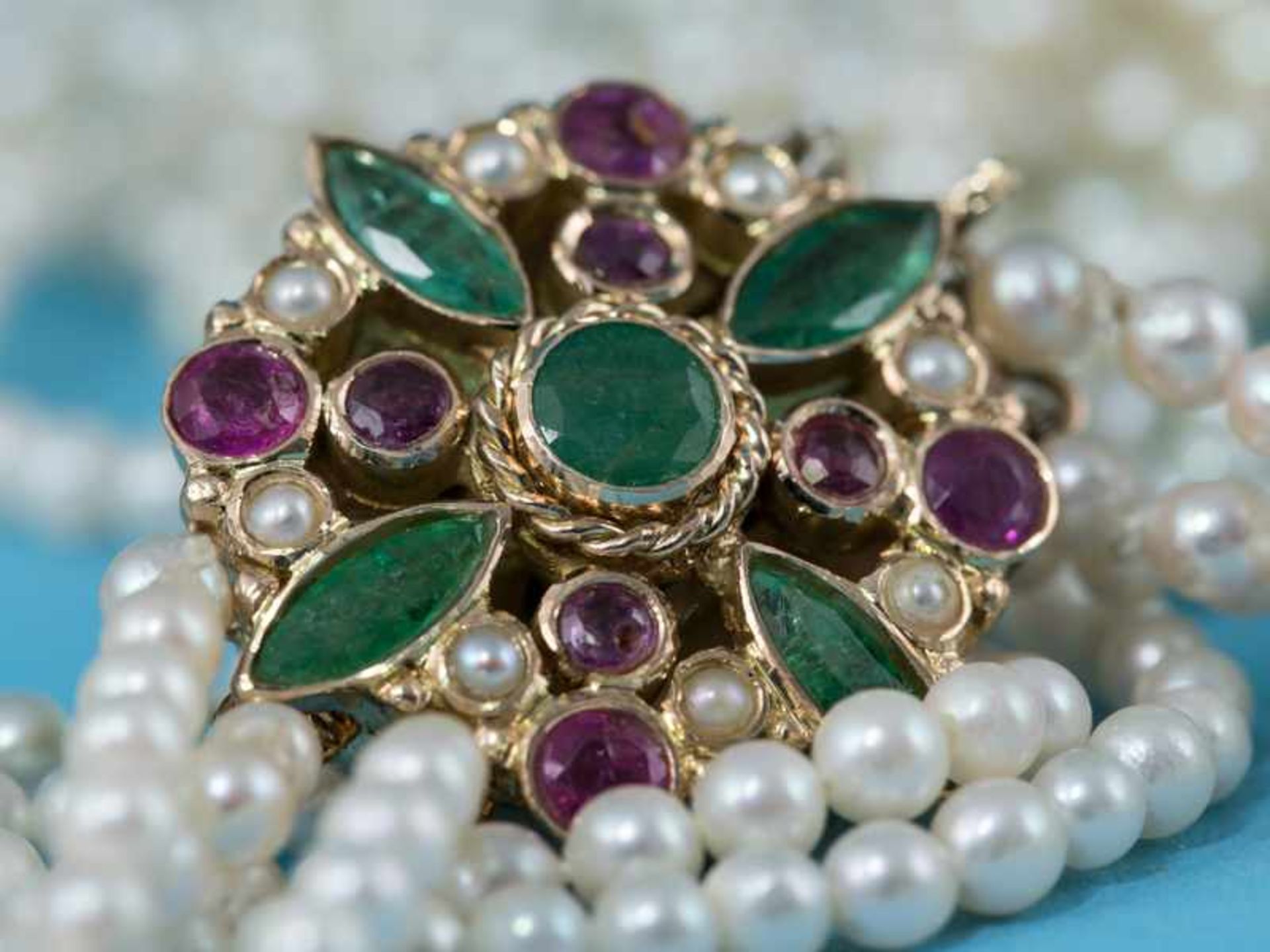 6 verschiedene Perlenketten und Schließen mit verschiedenem Edelsteinbesatz, 20. Jh. Verschiedene - Image 2 of 8
