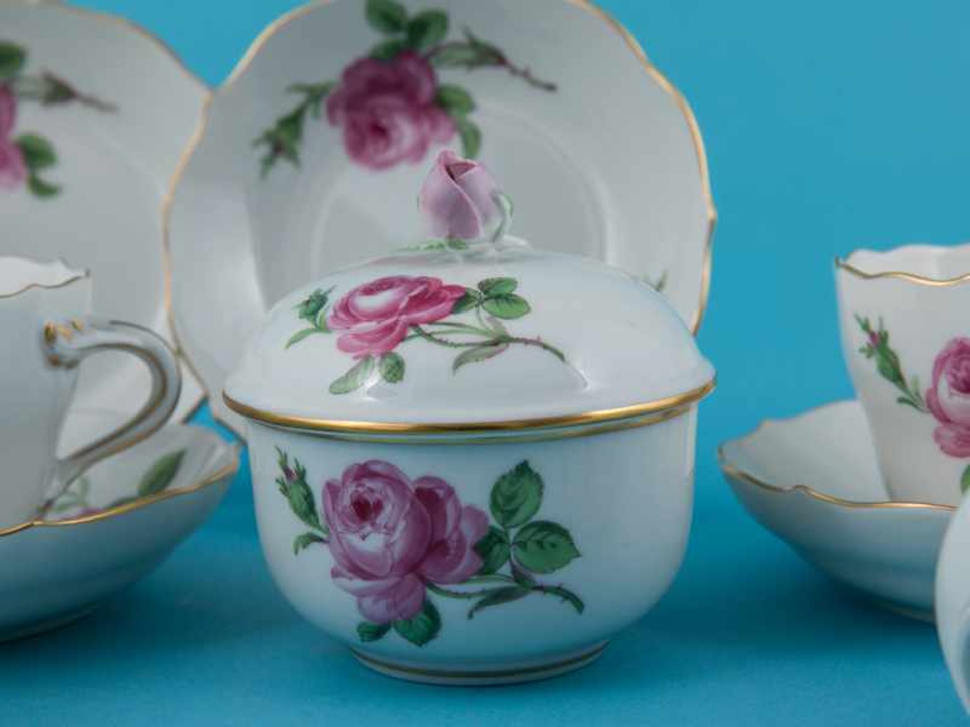 14-tlg. Mocca-Set "Rote Rose" für 6 Personen, Meissen, 20. Jh. Weißporzellan mit grün-roséfarbiger - Image 2 of 4