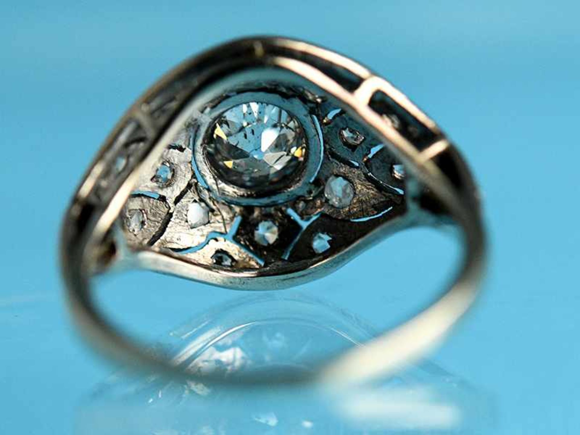 Ring mit Altschliff-Diamant ca. 0,7 und ca. 20 kleinen Diamanten, zusammen ca. 0,15 ct, Art Deco - Bild 6 aus 6