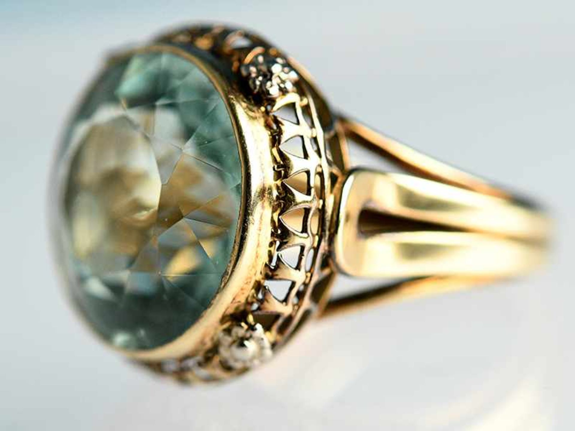 Ring mit wohl Aquamarin, Goldschmiedearbeit, 60- er Jahre 585/- Gelbgold. Gesamtgewicht ca. 8,4 g. - Image 3 of 4