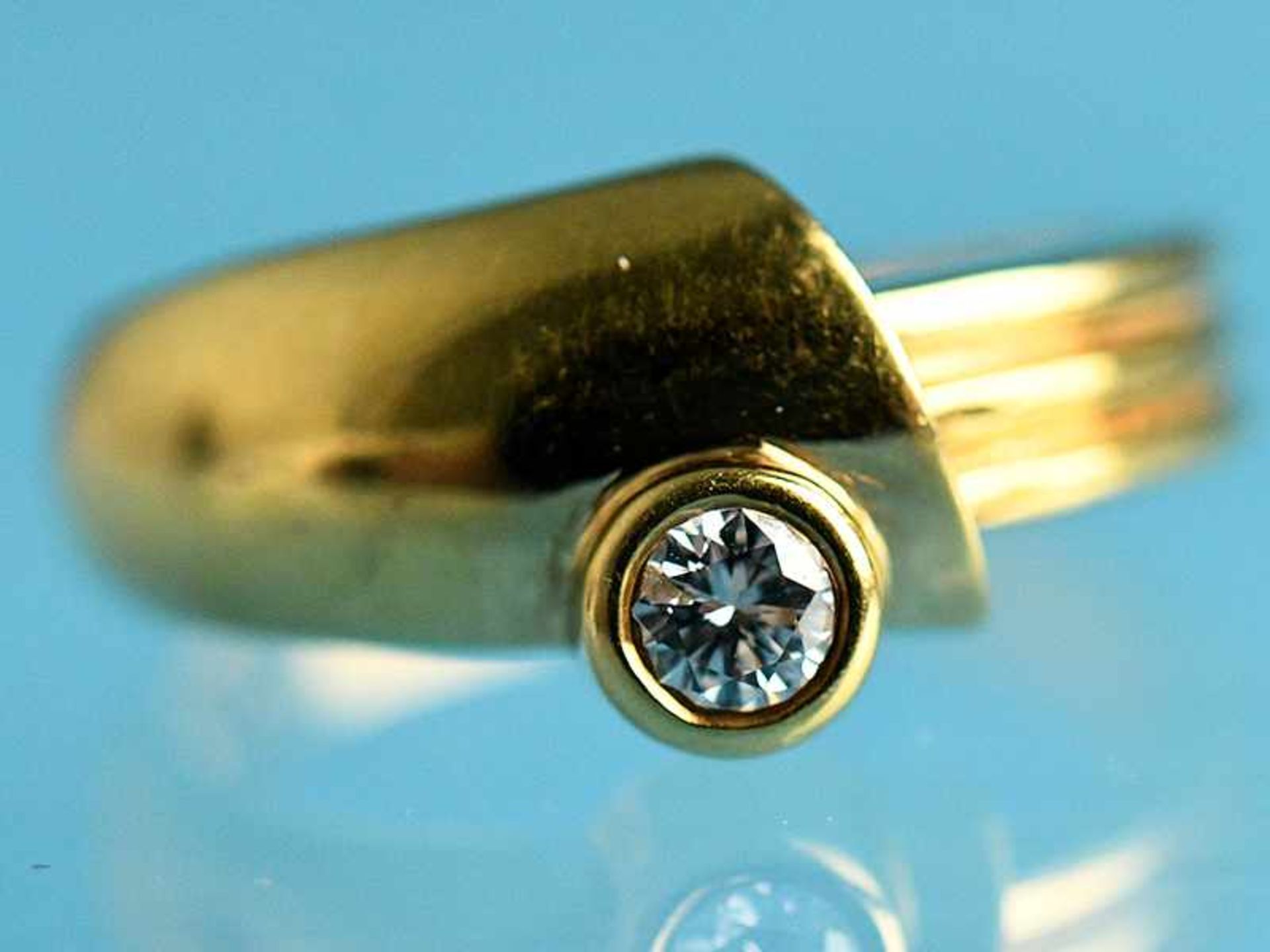 Ring mit Brillant ca. 0,10 ct, 90- er Jahre 750/- Gelbgold. Gesamtgewicht ca. 5,6 g. Stilisierte