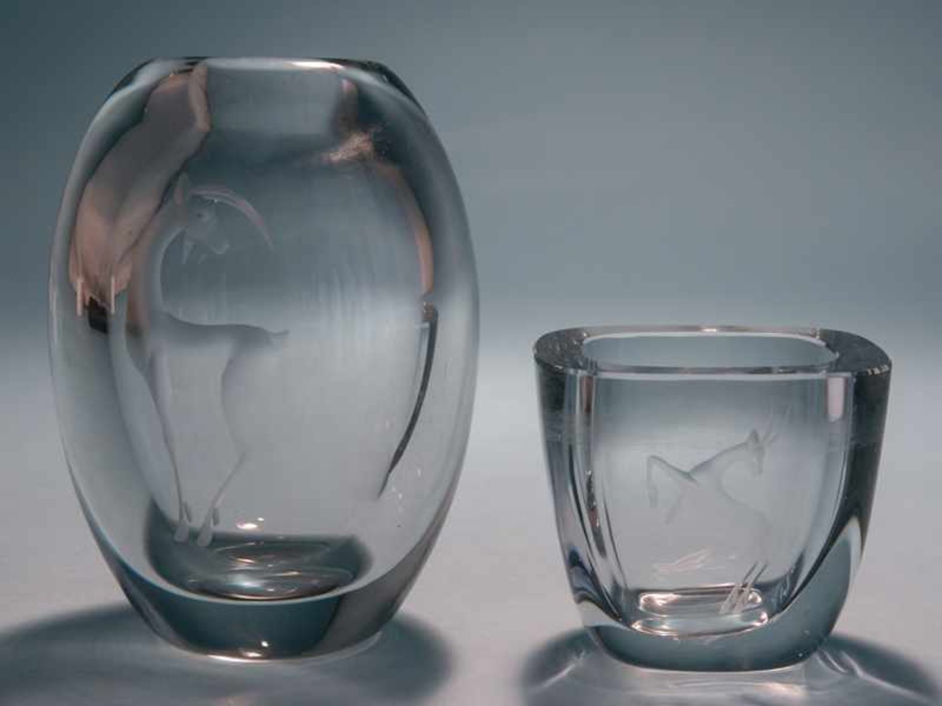 2 Vasen; wohl Skandinavien (Strömbergshyttan, Orrefors, Kosta?), Mitte 20. Jh. Massives Klarglas ( - Image 3 of 3