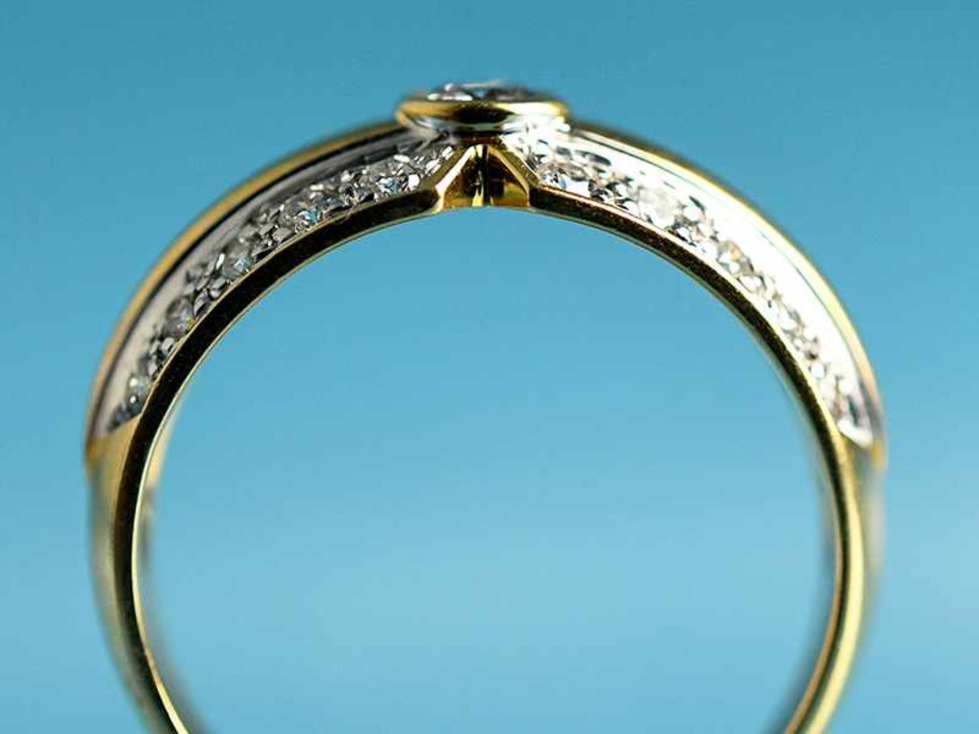 Ring mit Brillanten, zusammen ca. 0,3 ct, 21. Jh. 750/- Gelbgold. Gesamtgewicht ca. 4,2 g. - Bild 3 aus 4