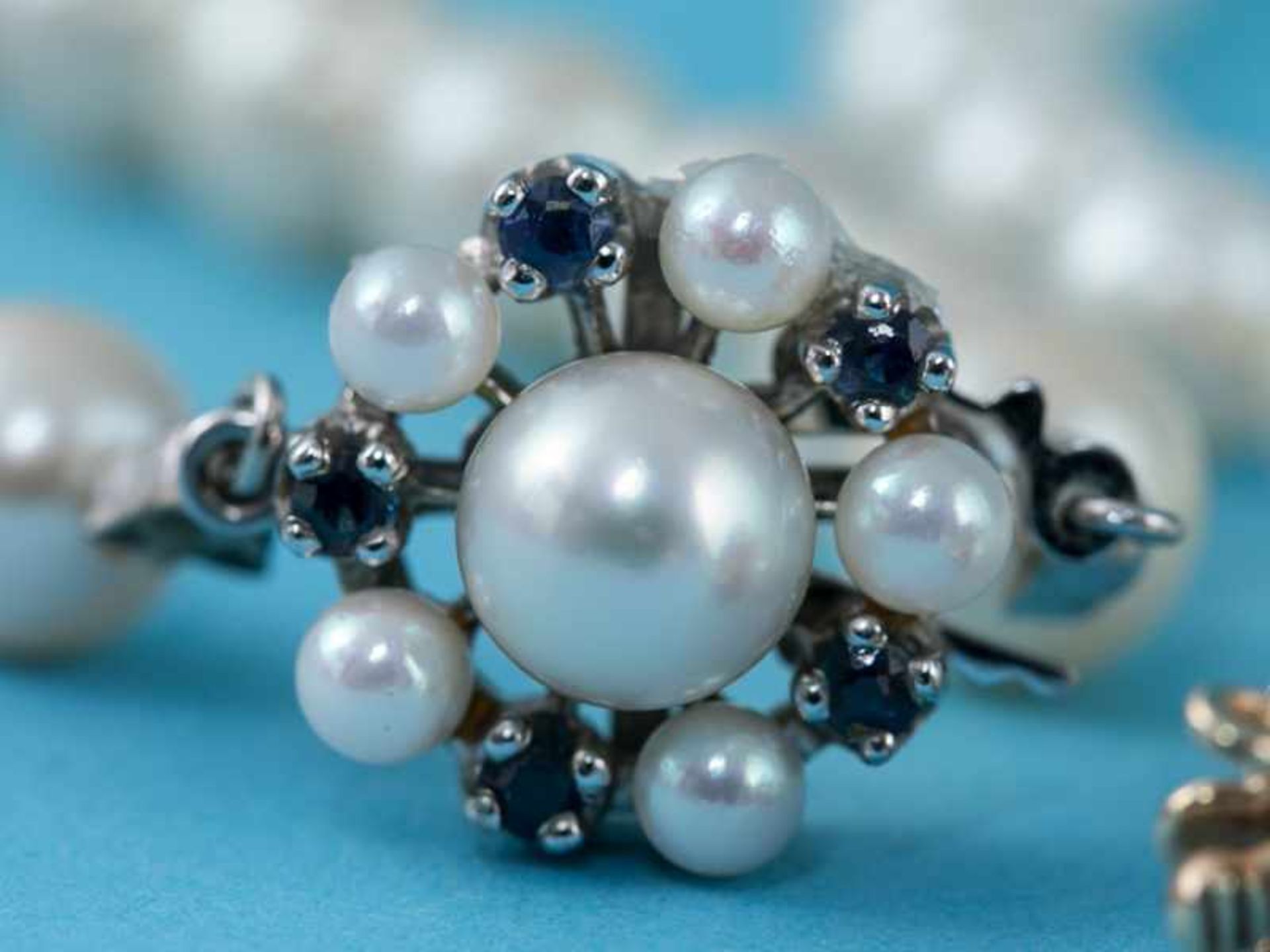 8 verschiedene Perlenketten- und Schließen z.T. mit Diamanten und Edelsteinbesatz, 20. Jh. - Image 5 of 8