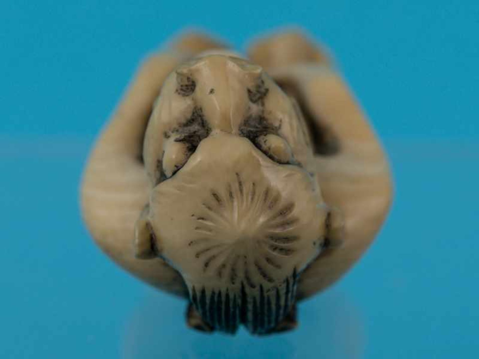 Netsuke, 18./ 19. Jh. "stehender Dämon". Elfenbein. Fein gravierter Strukturdekor, schwarz - Image 7 of 8