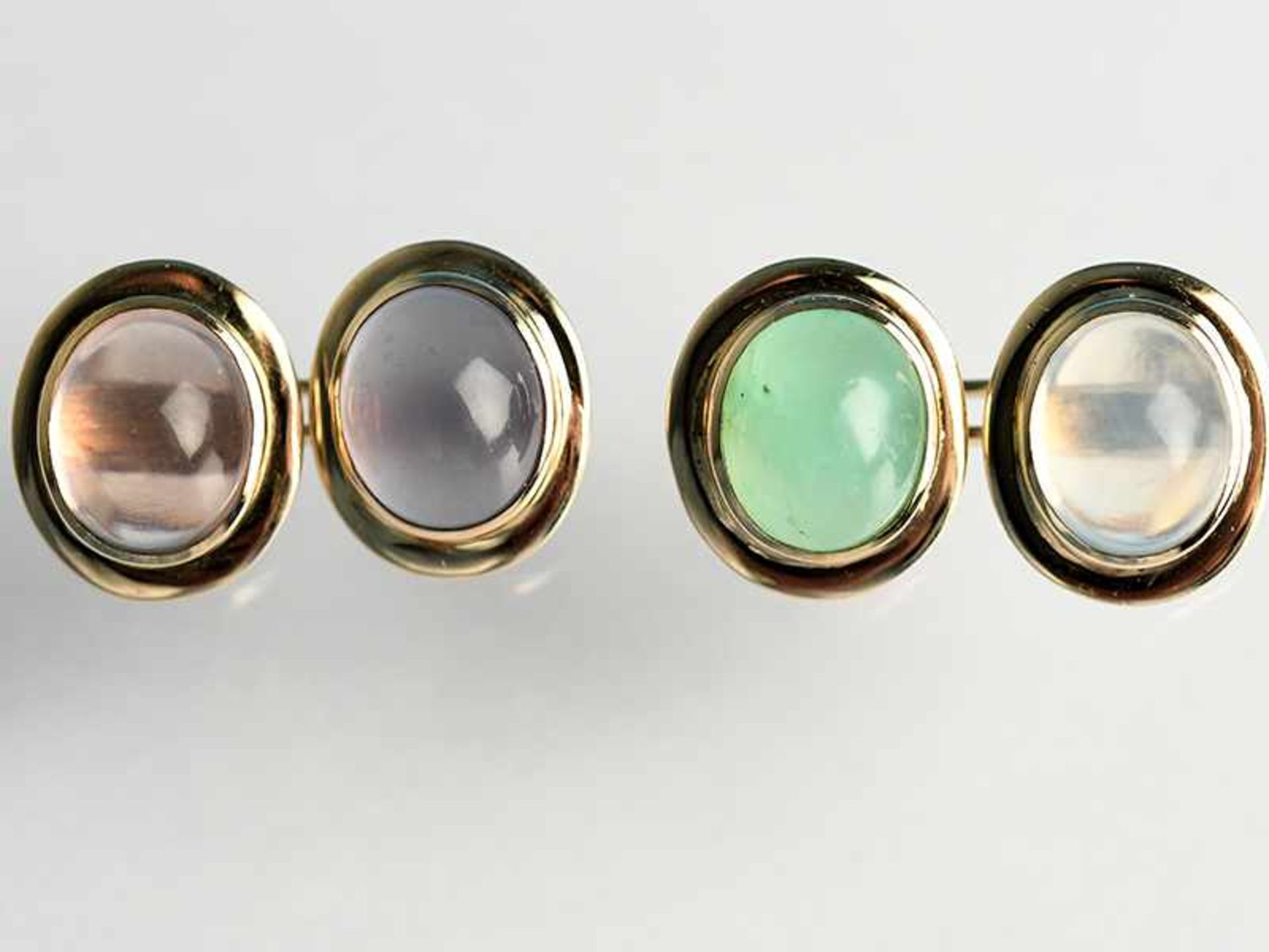 Paar Manschettenknöpfe mit 4 verschiedenen Edelstein-Cabochons, 80- er Jahre 585/- Gelbgold.