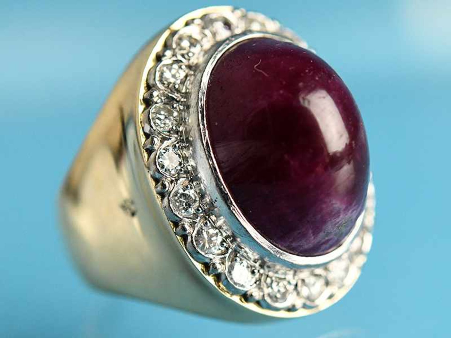 Massiver Bandring mit Rubin-Cabochon und 18 Brillanten, zusammen ca. 1 ct, 90- er Jahre 585/-