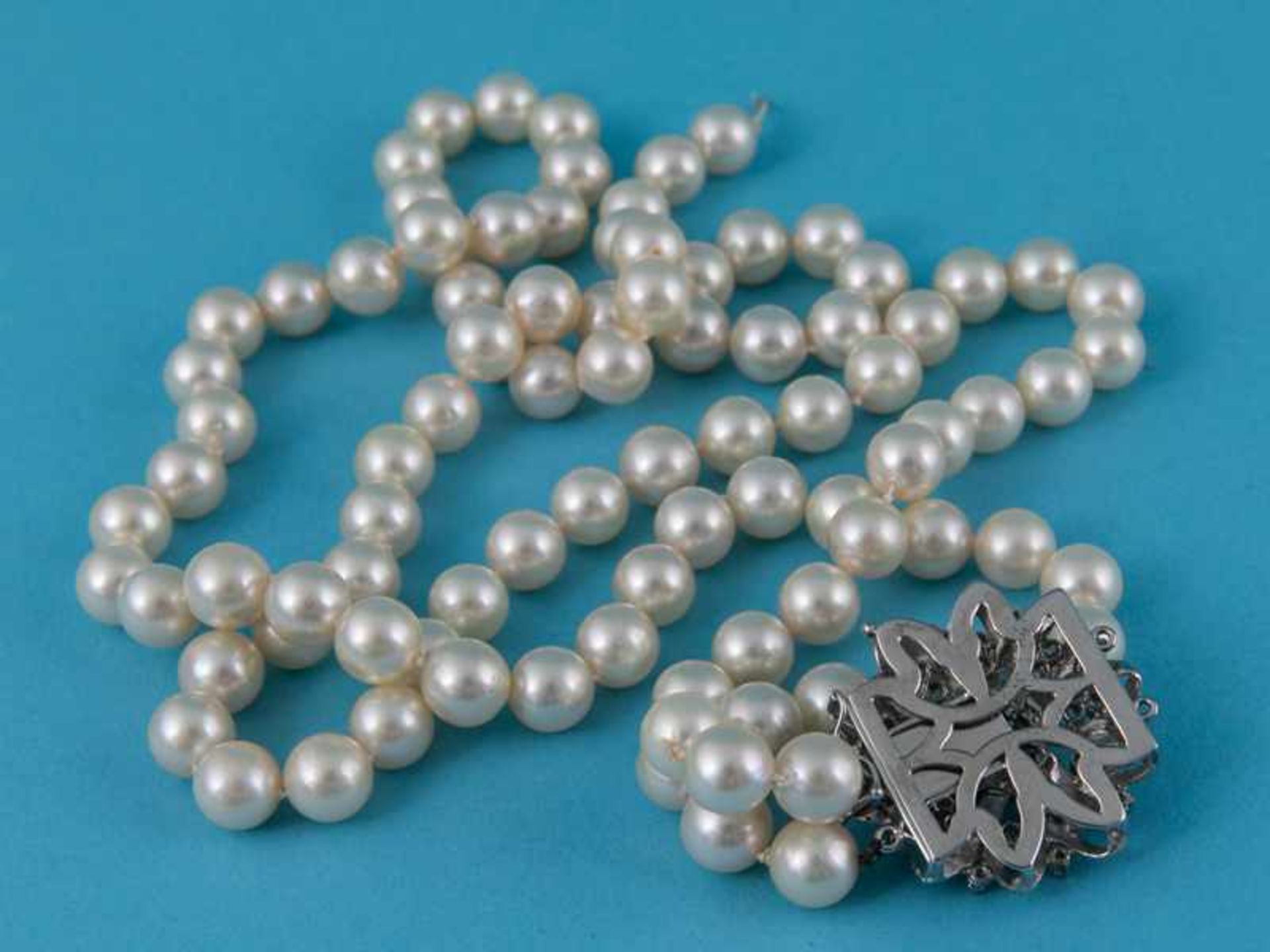 2 rhg. Akoja-Perlencollier mit Brillant-Verschluß, zusammen ca. 1,5 ct,70- er Jahre 750/- - Bild 3 aus 3