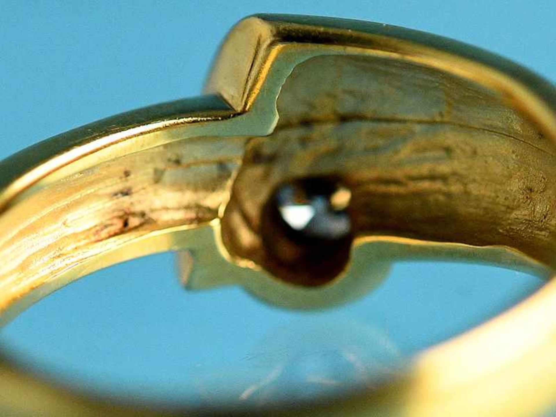 Ring mit Brillant ca. 0,10 ct, 90- er Jahre 750/- Gelbgold. Gesamtgewicht ca. 5,6 g. Stilisierte - Bild 6 aus 6