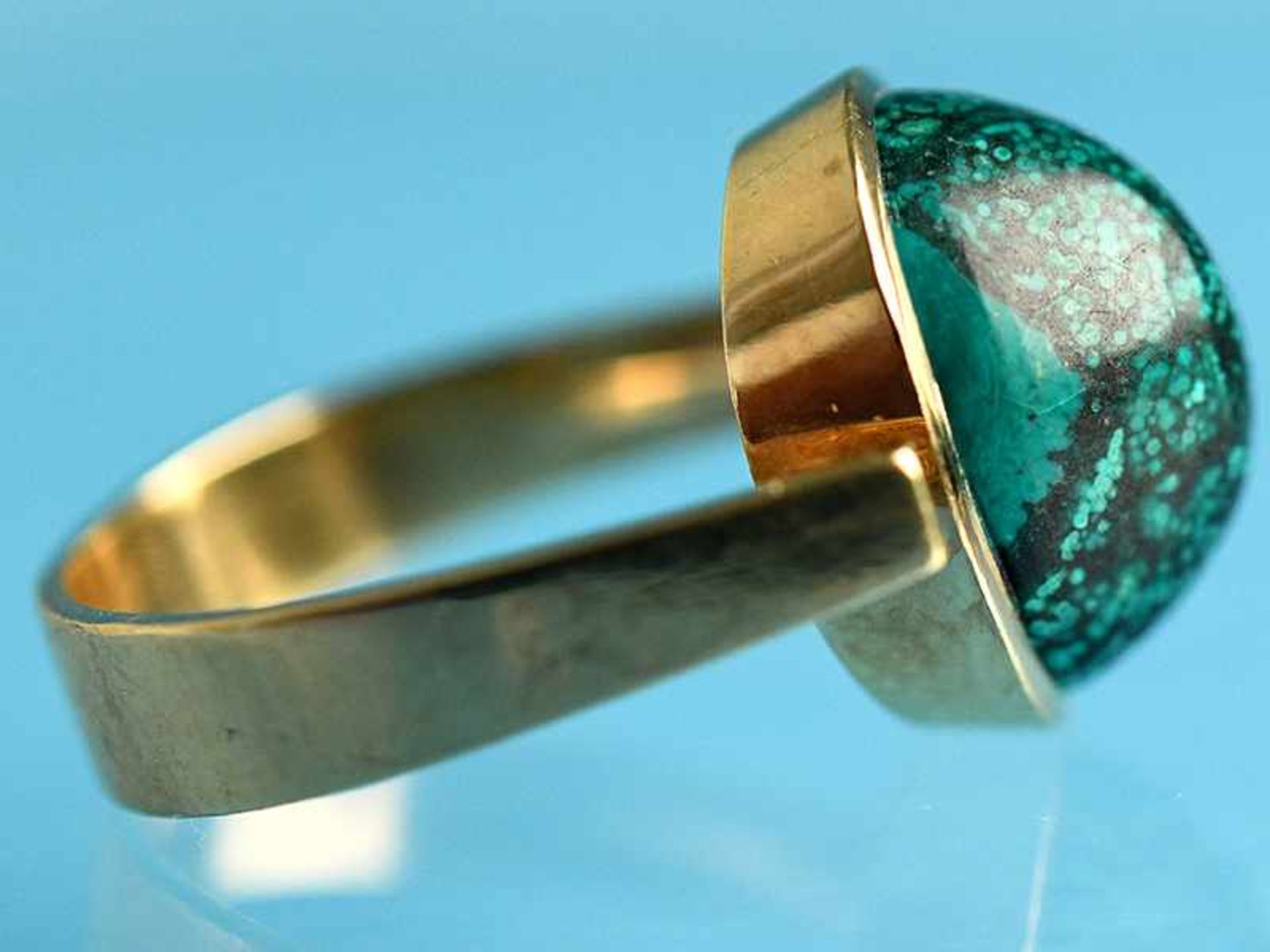 Ring mit grün-marmorisierendem Achat, Goldschmiedearbeit, 90- er Jahre 585/- Gelbgold. Gesamtgewicht - Image 2 of 3