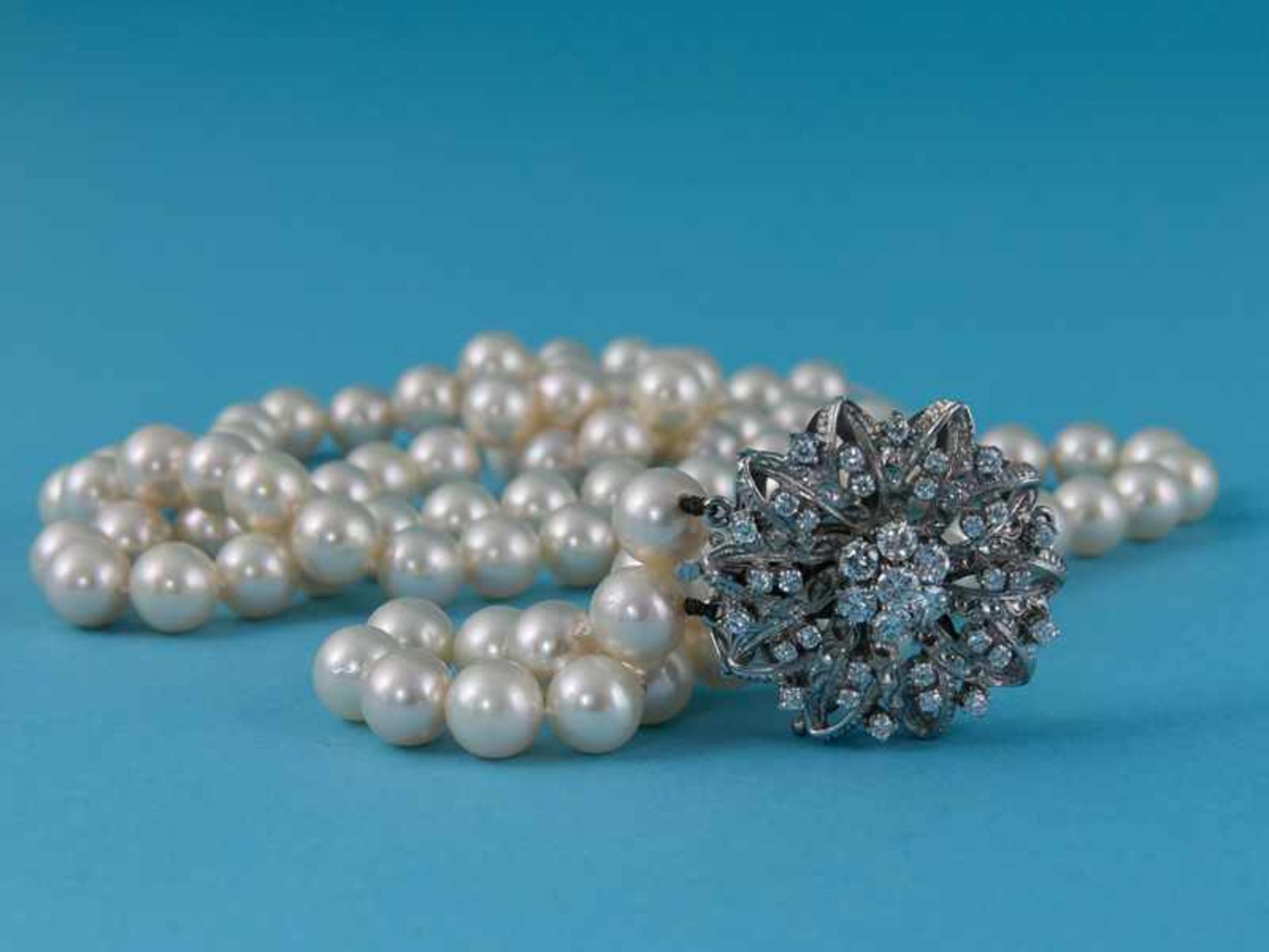 2 rhg. Akoja-Perlencollier mit Brillant-Verschluß, zusammen ca. 1,5 ct,70- er Jahre 750/- - Bild 2 aus 3