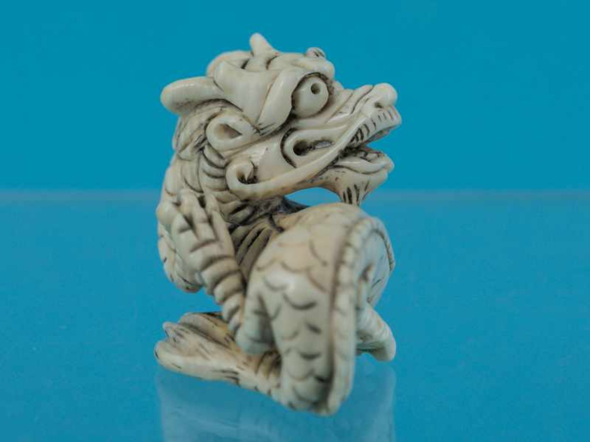 Netsuke, Japan, Meiji-Zeit, um 1900 "liegender Drache". Elfenbein. Fein gravierter Strukturdekor, - Image 8 of 9