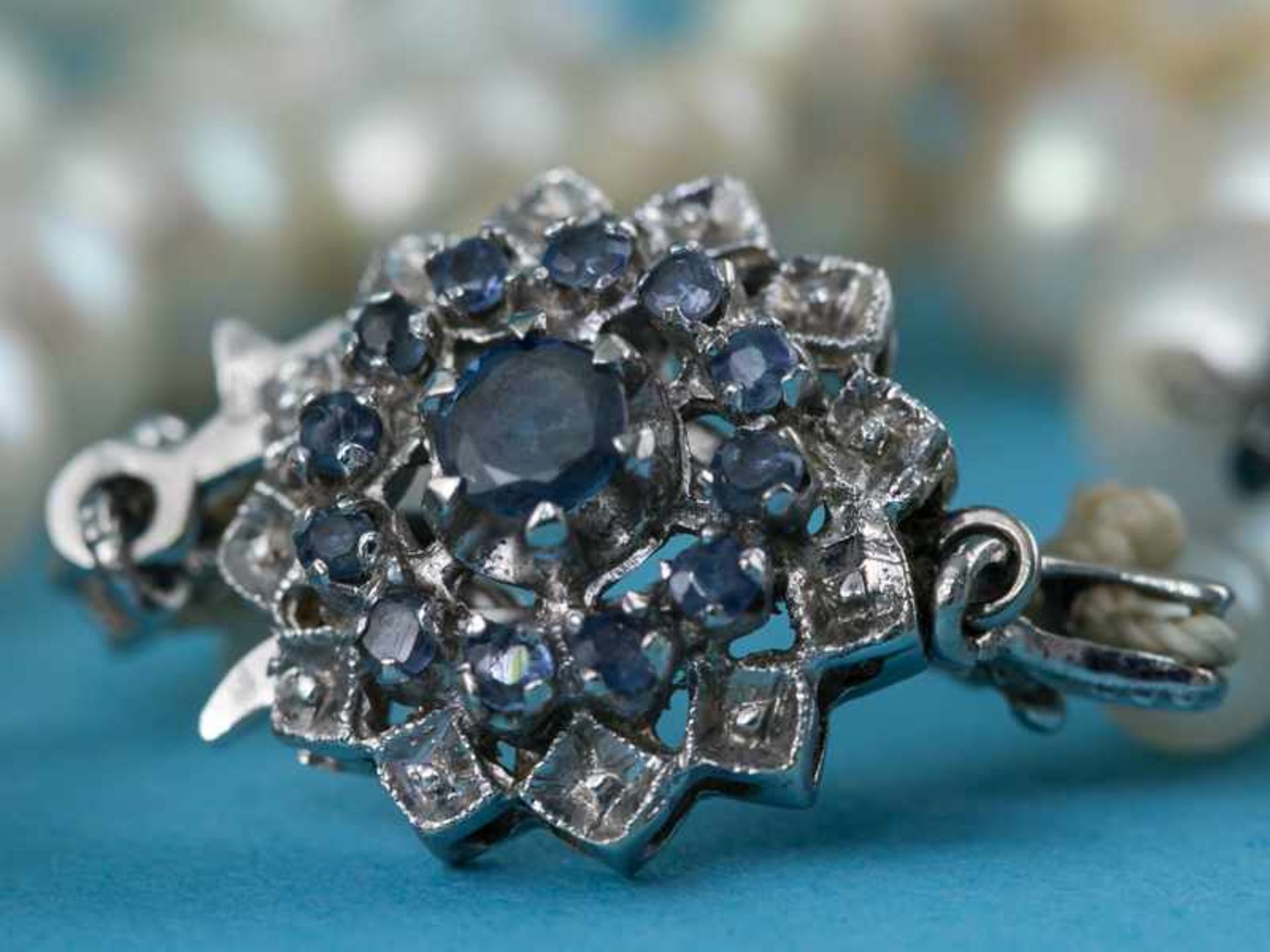 8 verschiedene Perlenketten- und Schließen z.T. mit Diamanten und Edelsteinbesatz, 20. Jh. - Image 7 of 8