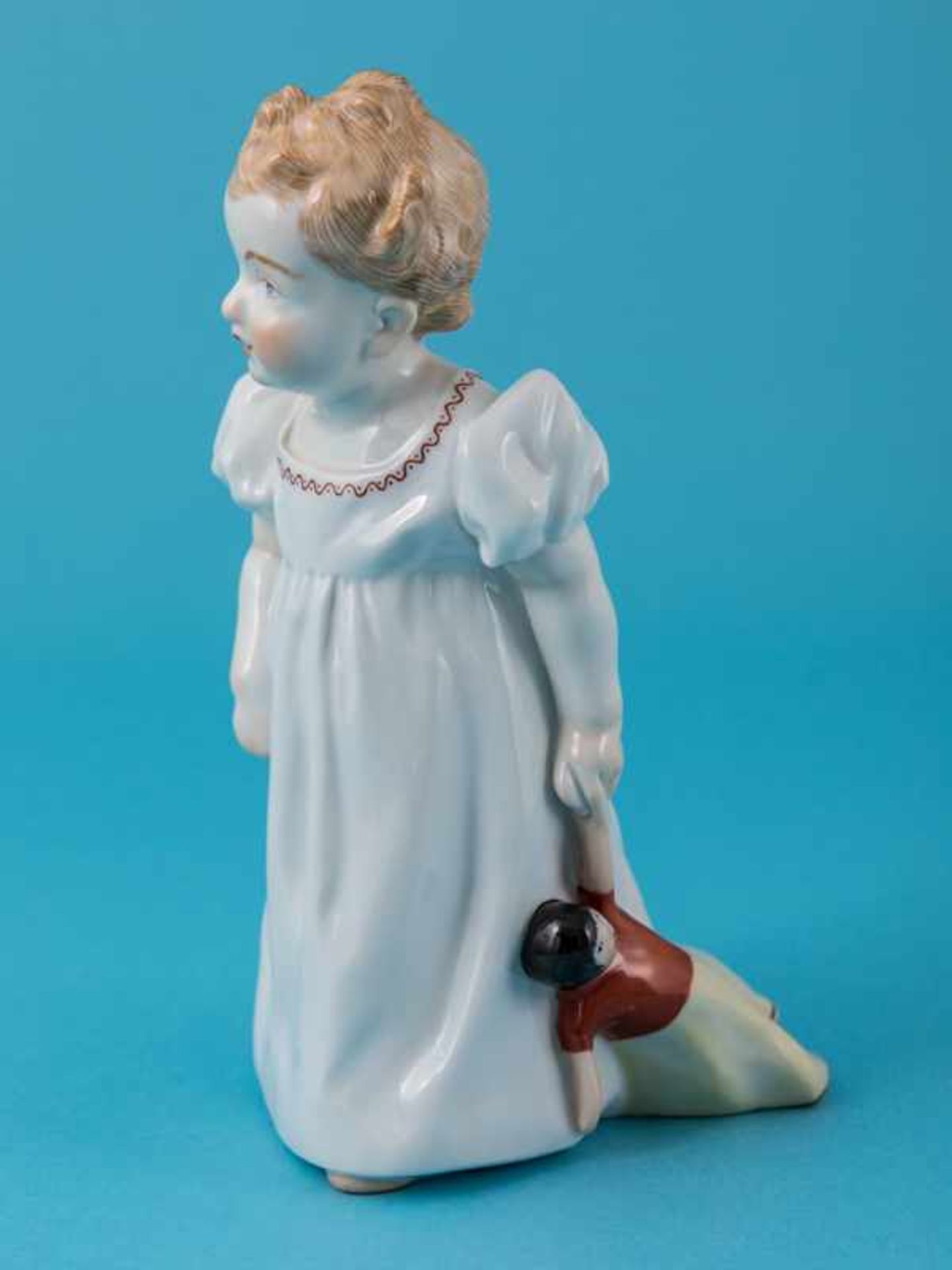 Figur "Stehendes Mädchen mit Puppe"; Entwurf: Julius Konrad Hentschel (1872 - 1907); Meissen, - Image 5 of 8