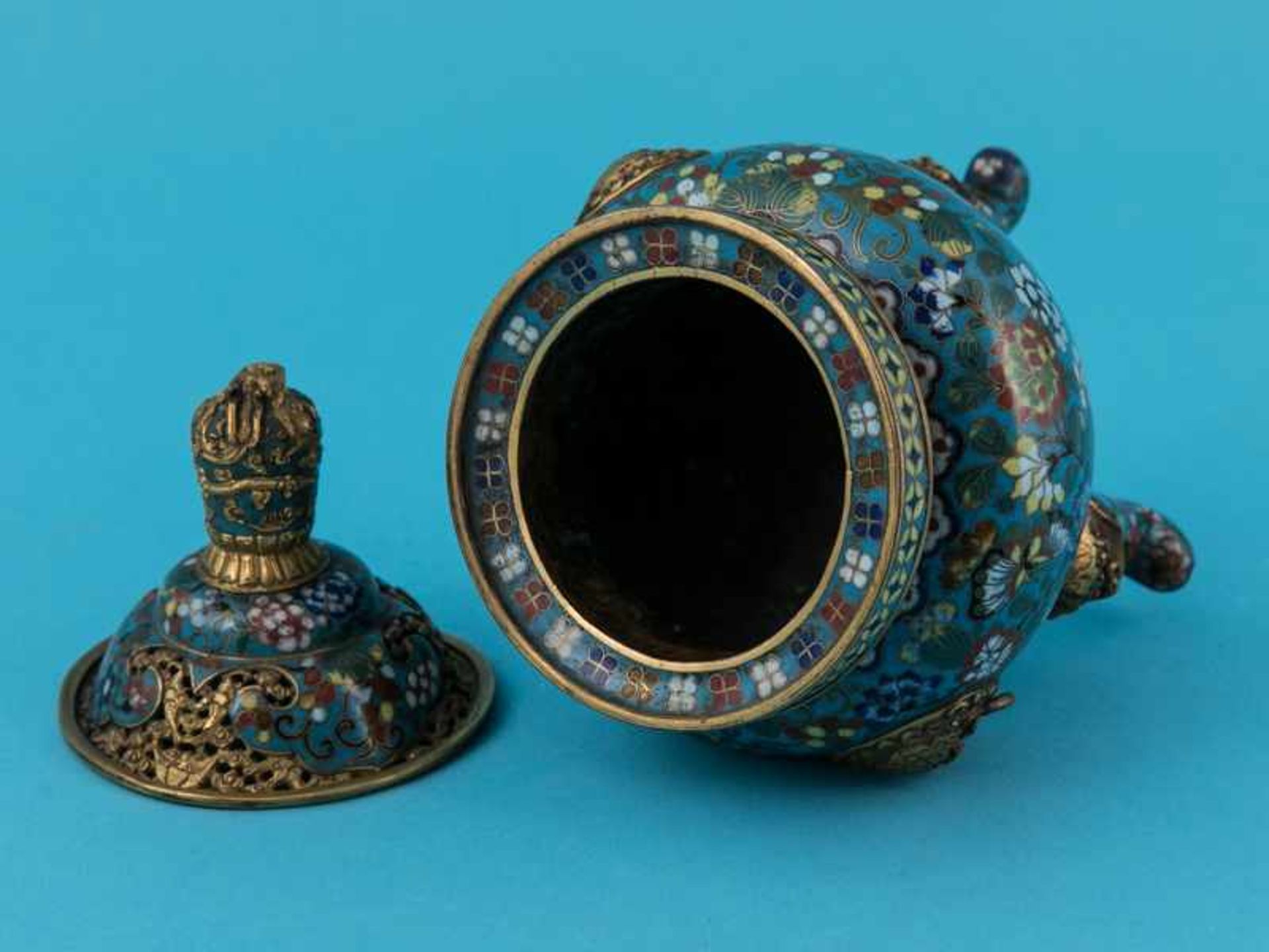 Cloisonné-Räuchergefäß, China, späte Qing-Dynastie (19. Jh.). Bronze mit türkisgrundigem farbigen - Image 5 of 9