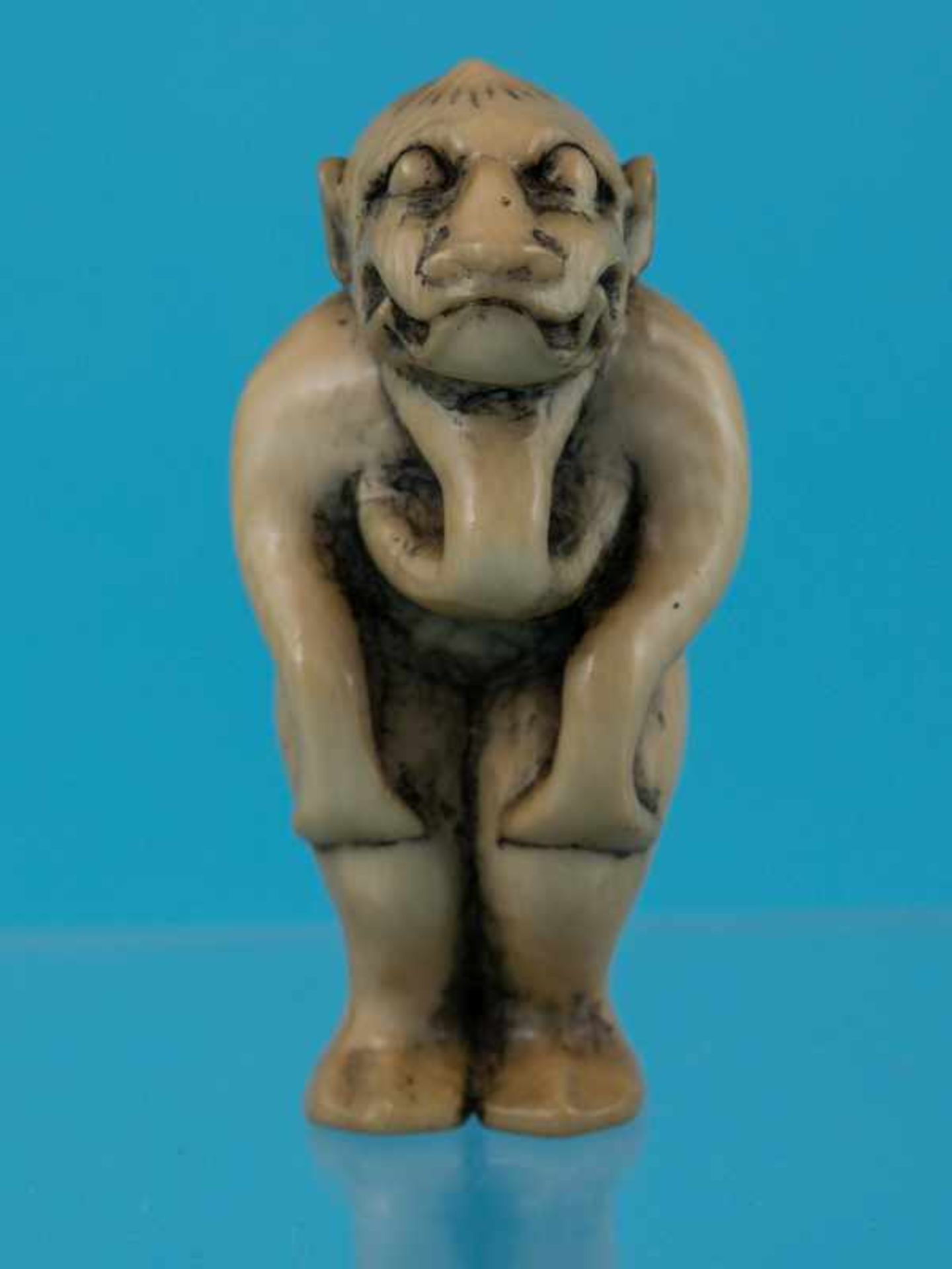 Netsuke, 18./ 19. Jh. "stehender Dämon". Elfenbein. Fein gravierter Strukturdekor, schwarz