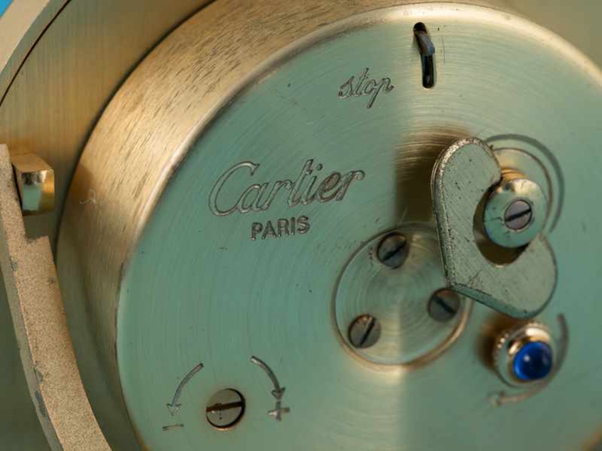 Reisewecker mit cremefarbener Emaille, Cartier, Paris, 20. Jh. Vergoldetes Metall und cremefarbene - Bild 2 aus 6