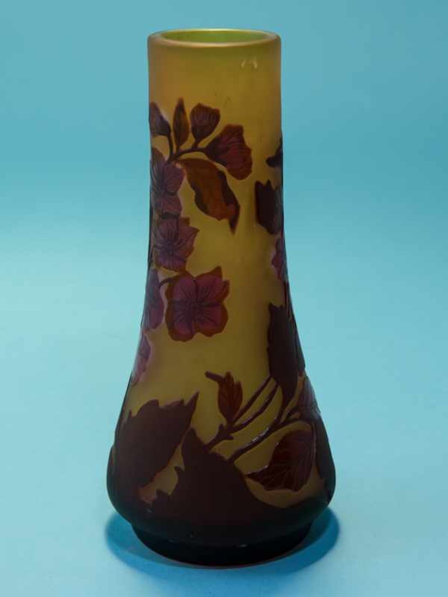 Jugendstil-Vase mit Blumen- und Blattdekor, Emile Gallé (Werkstatt), Nancy/Frankreich, wohl um 1920. - Image 3 of 5