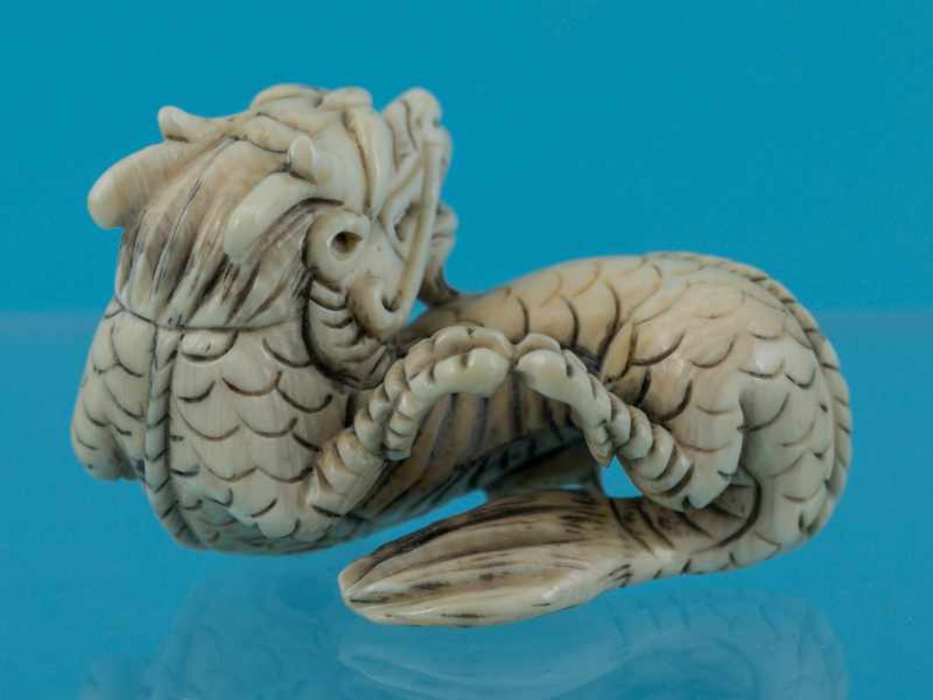 Netsuke, Japan, Meiji-Zeit, um 1900 "liegender Drache". Elfenbein. Fein gravierter Strukturdekor, - Image 4 of 9