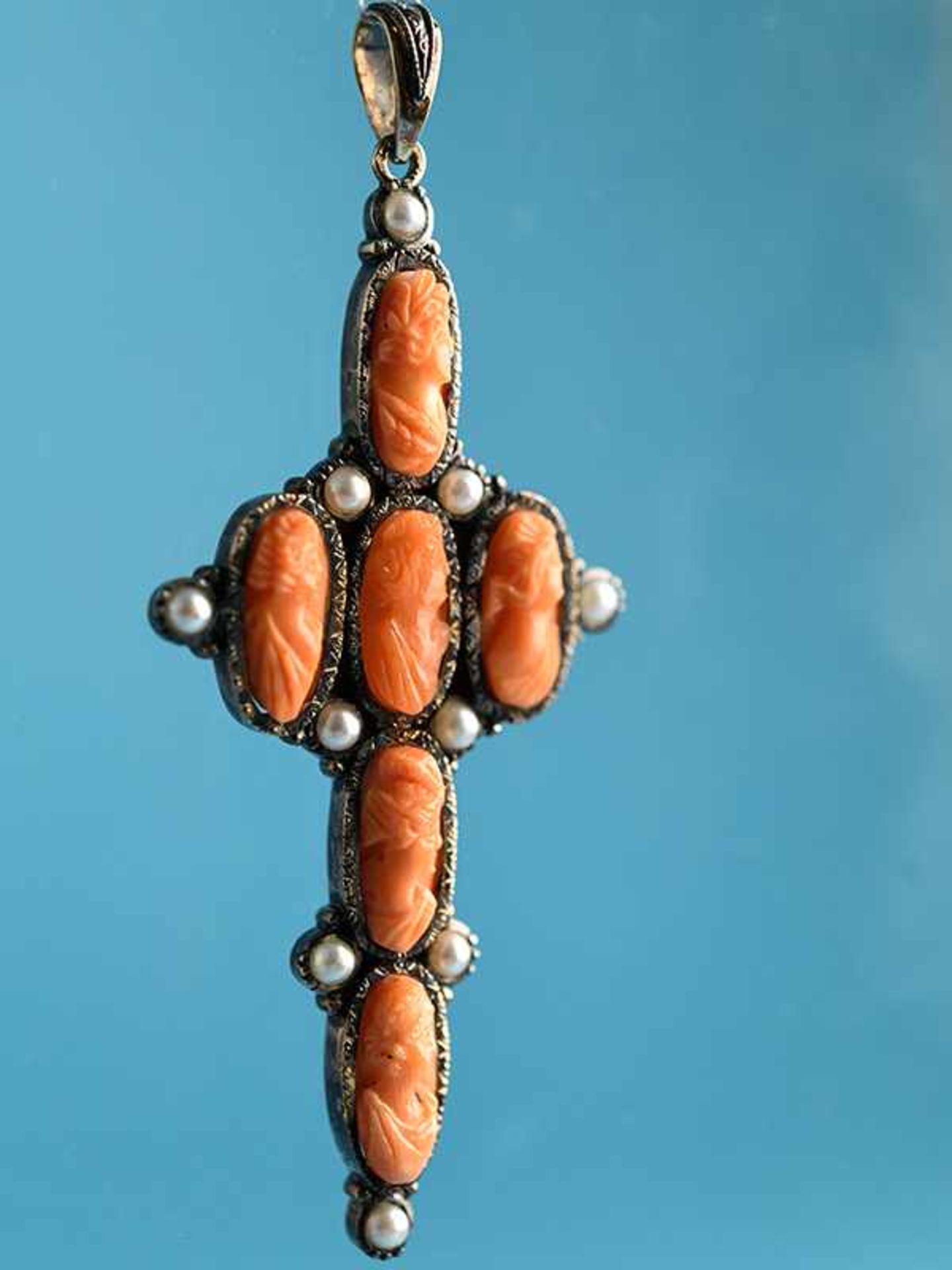 Kreuzanhänger mit 10 Orient-Halbperlen und 6 Korallen-Kameen, 20. Jh. 585/- Roségold. - Bild 2 aus 3