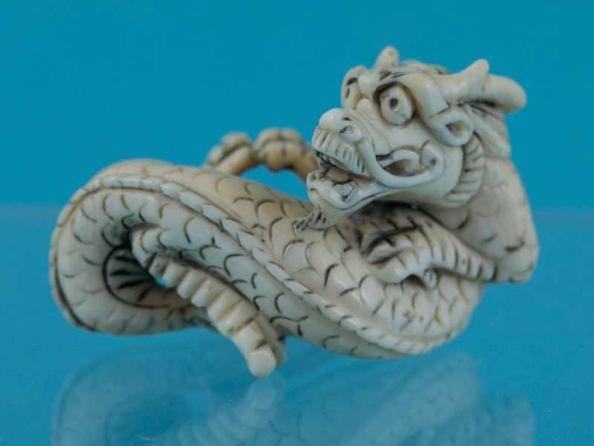 Netsuke, Japan, Meiji-Zeit, um 1900 "liegender Drache". Elfenbein. Fein gravierter Strukturdekor, - Image 6 of 9