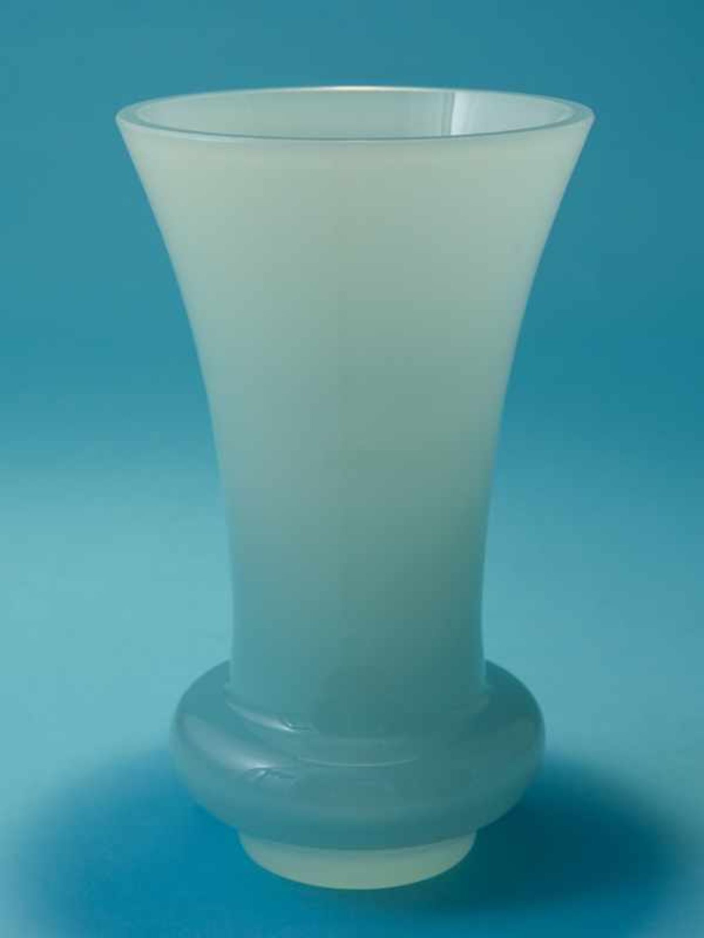Vase "Cenedese", Murano; 1970er Jahre Hellblaues opakes dickwandiges Glas; Höhe ca. 20 cm, - Bild 4 aus 4