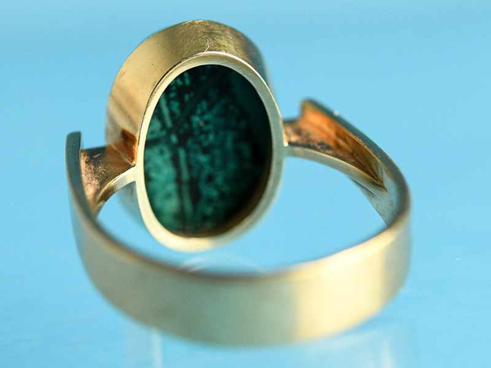 Ring mit grün-marmorisierendem Achat, Goldschmiedearbeit, 90- er Jahre 585/- Gelbgold. Gesamtgewicht - Image 3 of 3