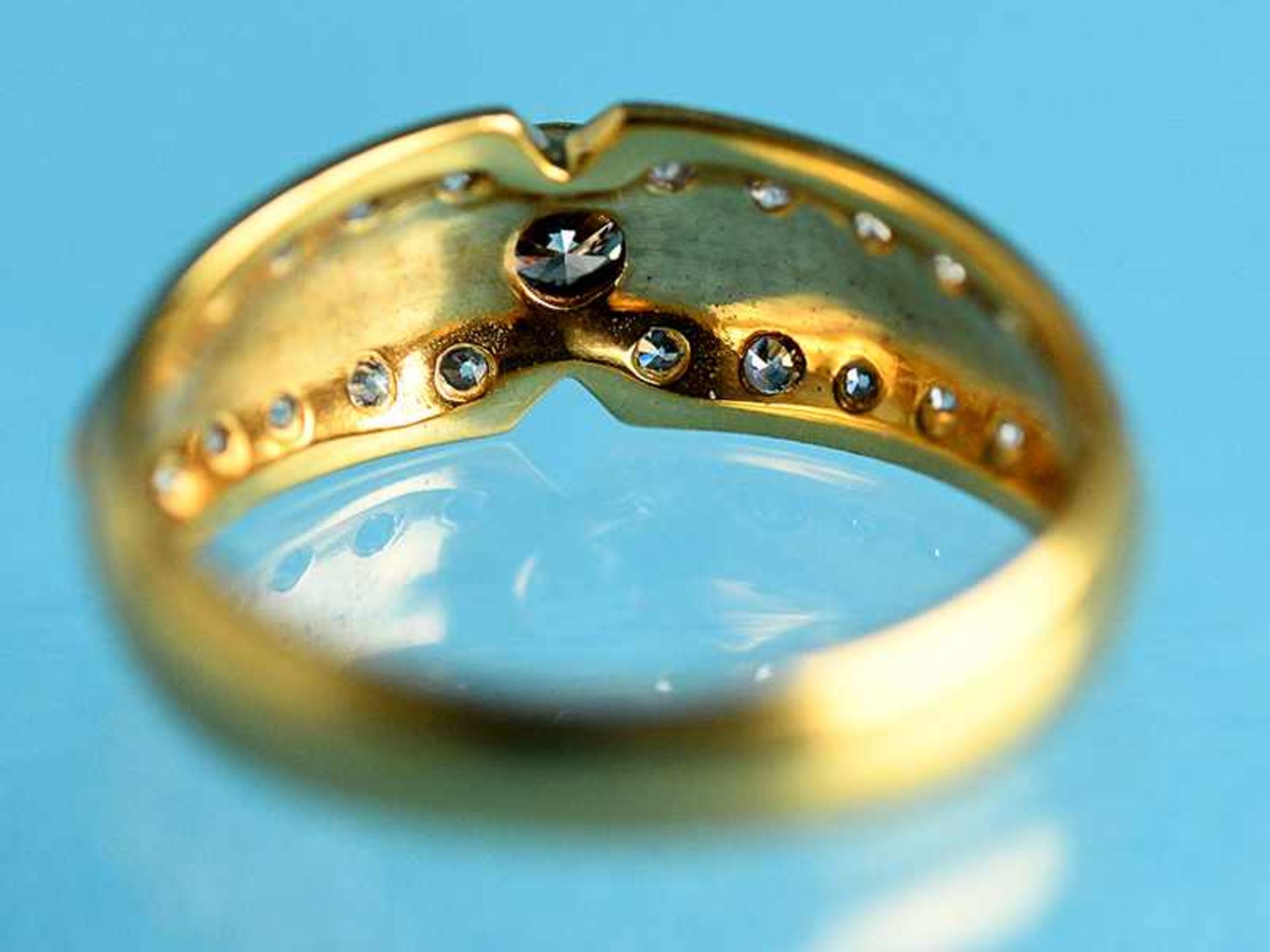 Ring mit Brillanten, zusammen ca. 0,3 ct, 21. Jh. 750/- Gelbgold. Gesamtgewicht ca. 4,2 g. - Bild 4 aus 4