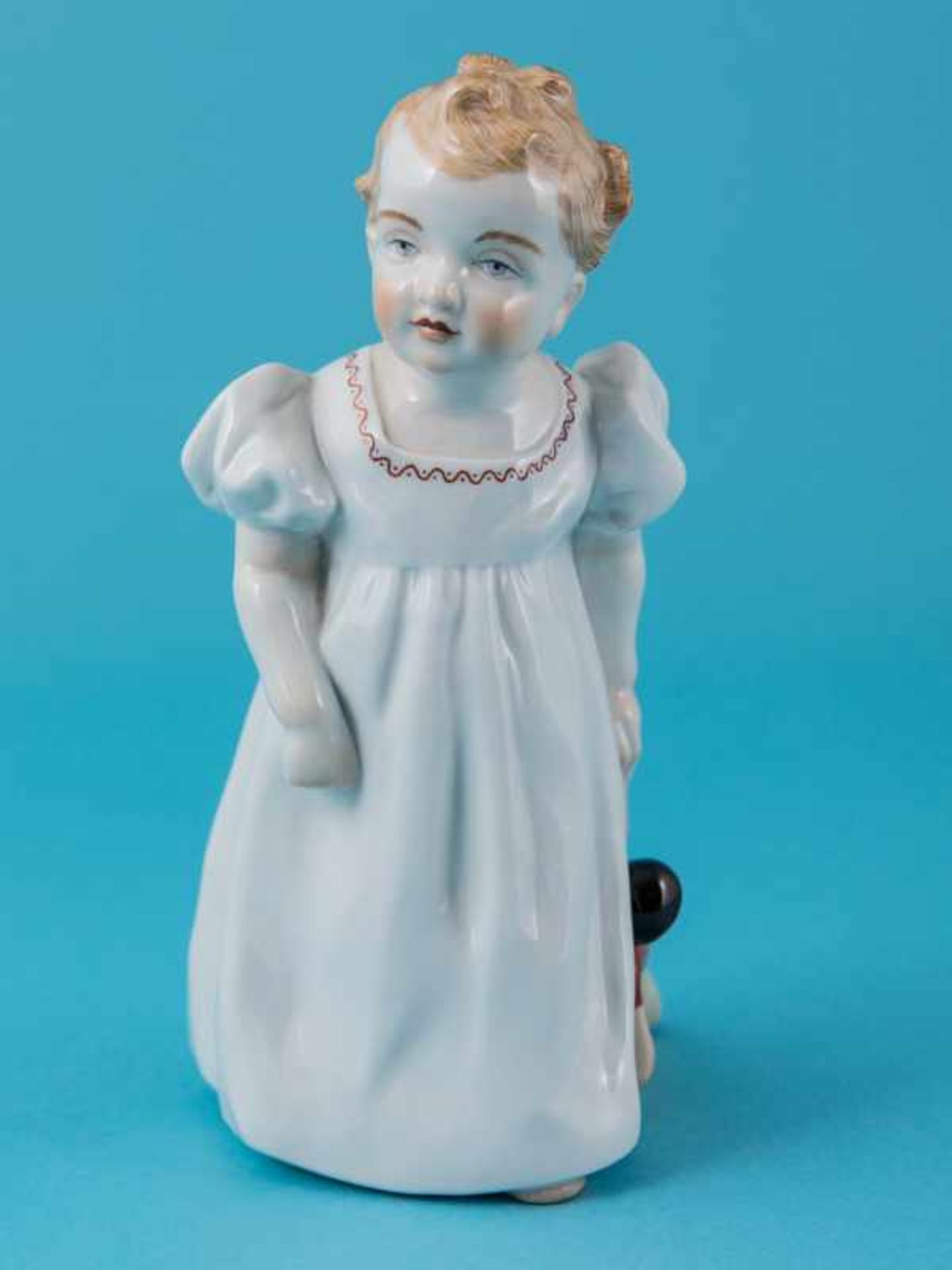 Figur "Stehendes Mädchen mit Puppe"; Entwurf: Julius Konrad Hentschel (1872 - 1907); Meissen,