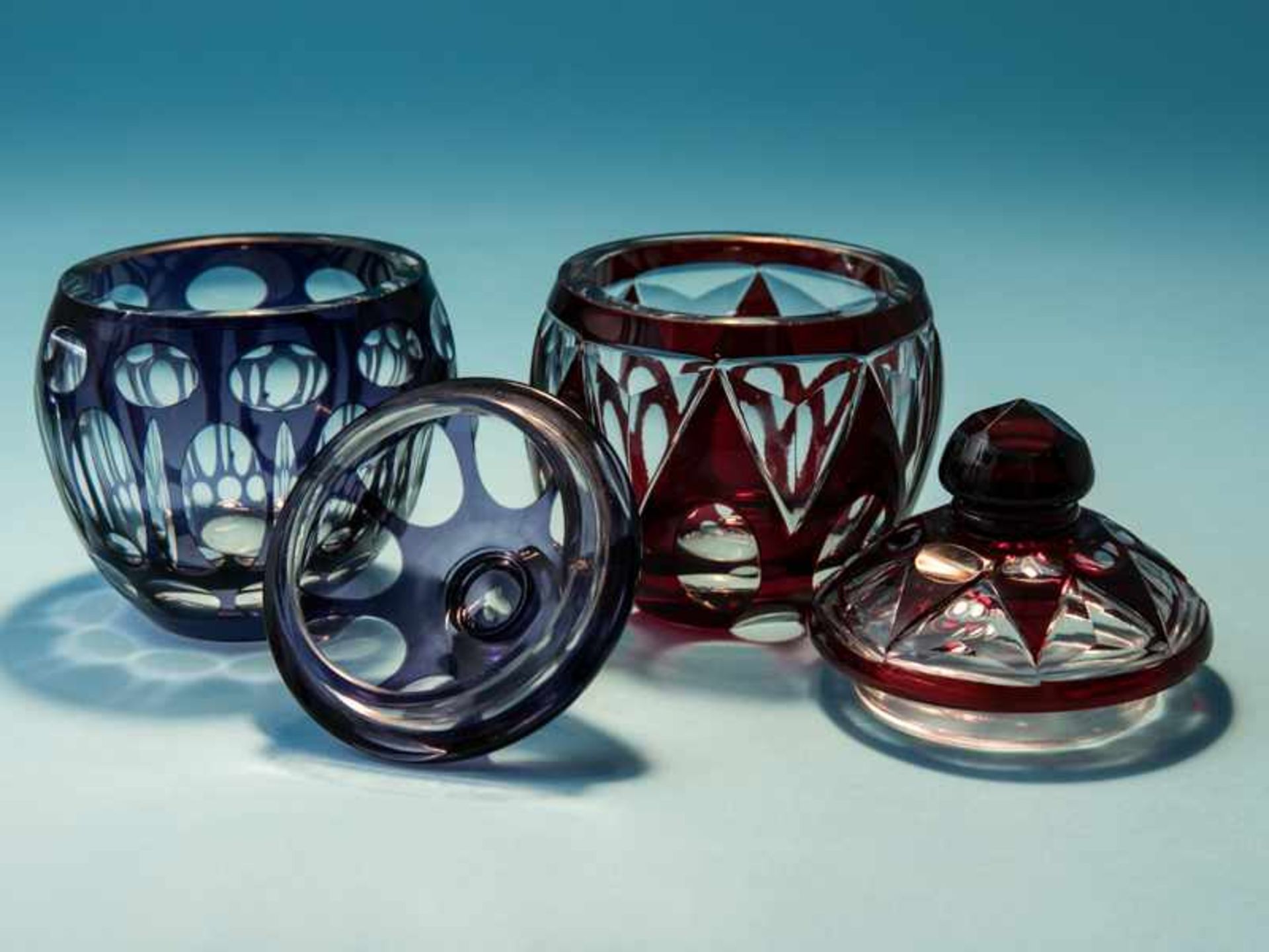 2 Art Deco Deckeldosen/Bonbonnièren; Haida/Steinschönau Anfang 20.Jh. Mundgeblasenes farbloses Glas, - Bild 3 aus 3