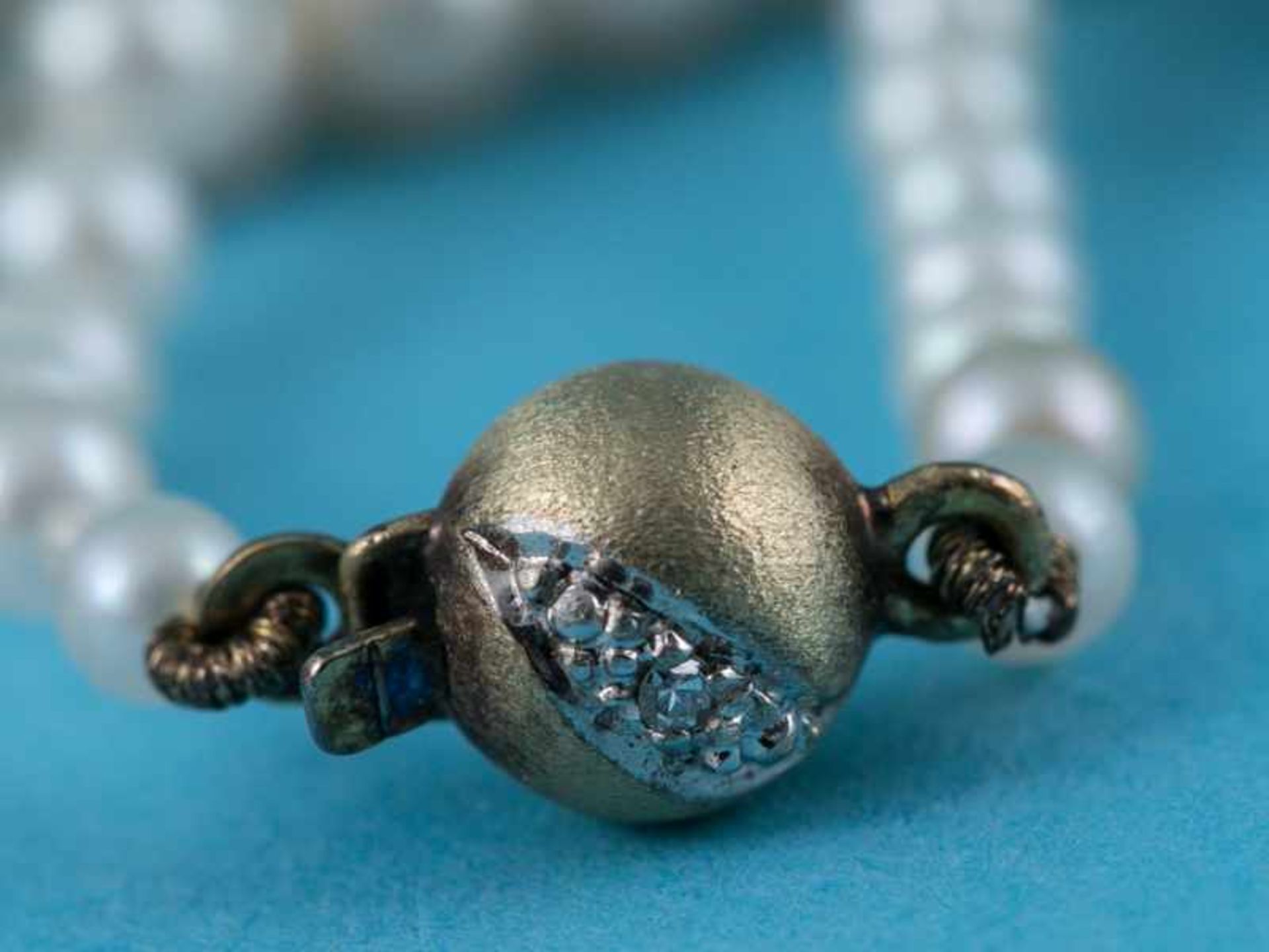 6 verschiedene Perlenketten und Schließen mit verschiedenem Edelsteinbesatz, 20. Jh. Verschiedene - Bild 6 aus 8