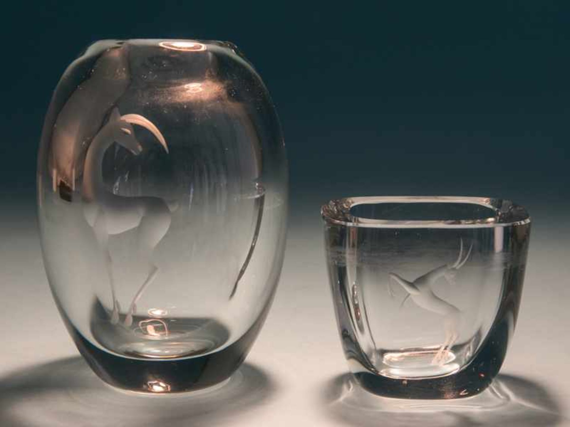 2 Vasen; wohl Skandinavien (Strömbergshyttan, Orrefors, Kosta?), Mitte 20. Jh. Massives Klarglas ( - Image 2 of 3