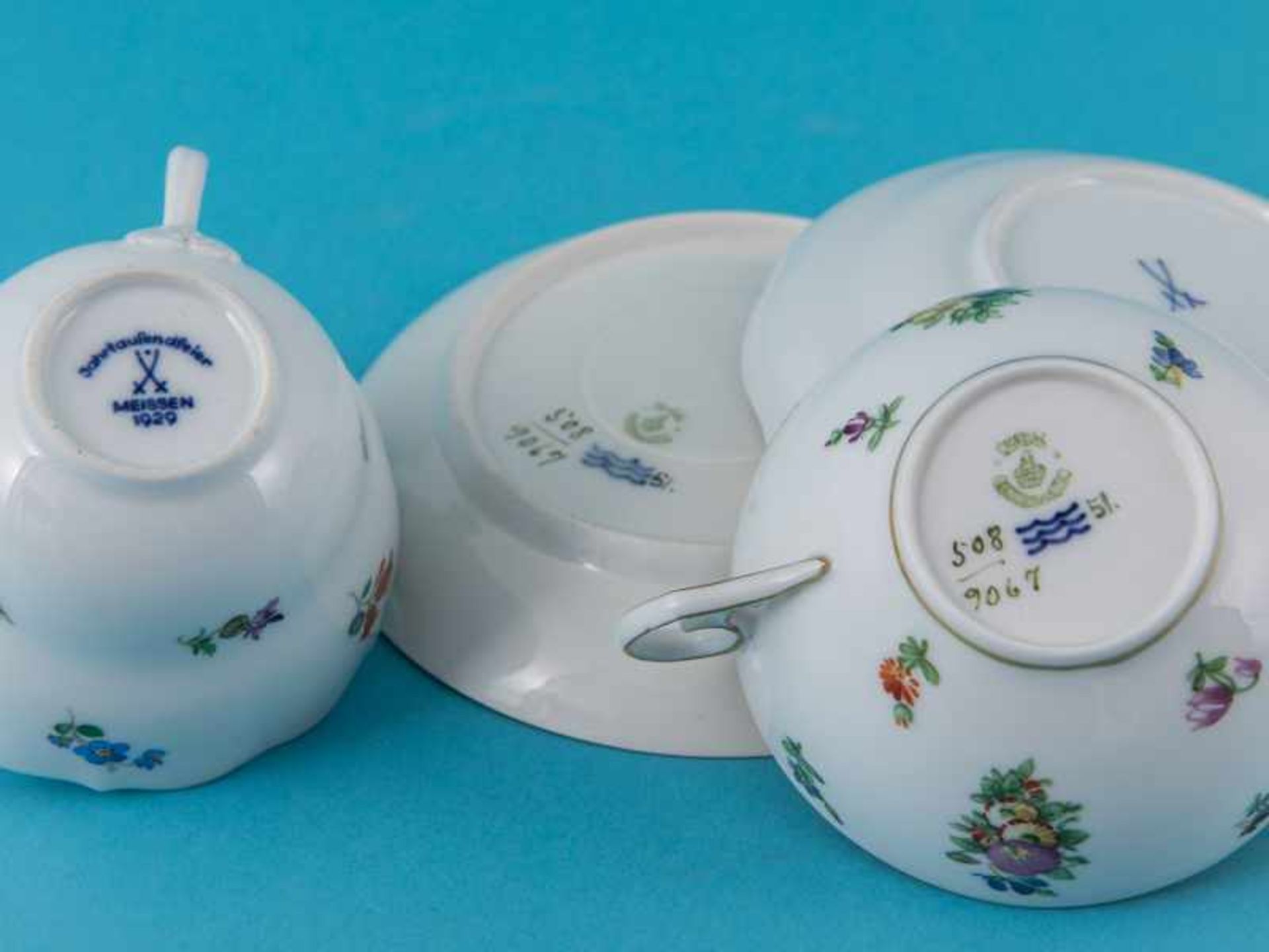 2 Tassen mit Streublumendekor; Meissen und Royal Copenhagen; Anfang 20. Jh. Weißporzellan mit - Image 4 of 5