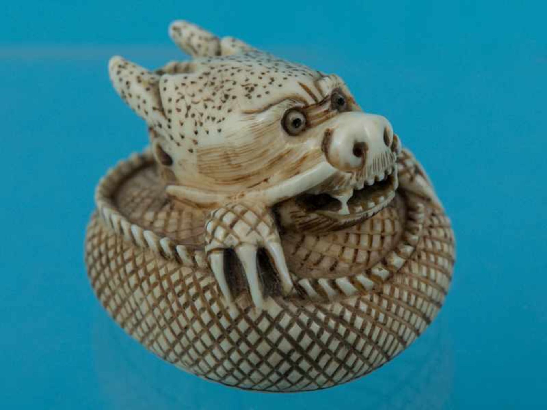 Netsuke, Japan, Meiji-Zeit, um 1900 "gewundener Drache". Elfenbein. Fein gravierter Strukturdekor, - Image 2 of 7