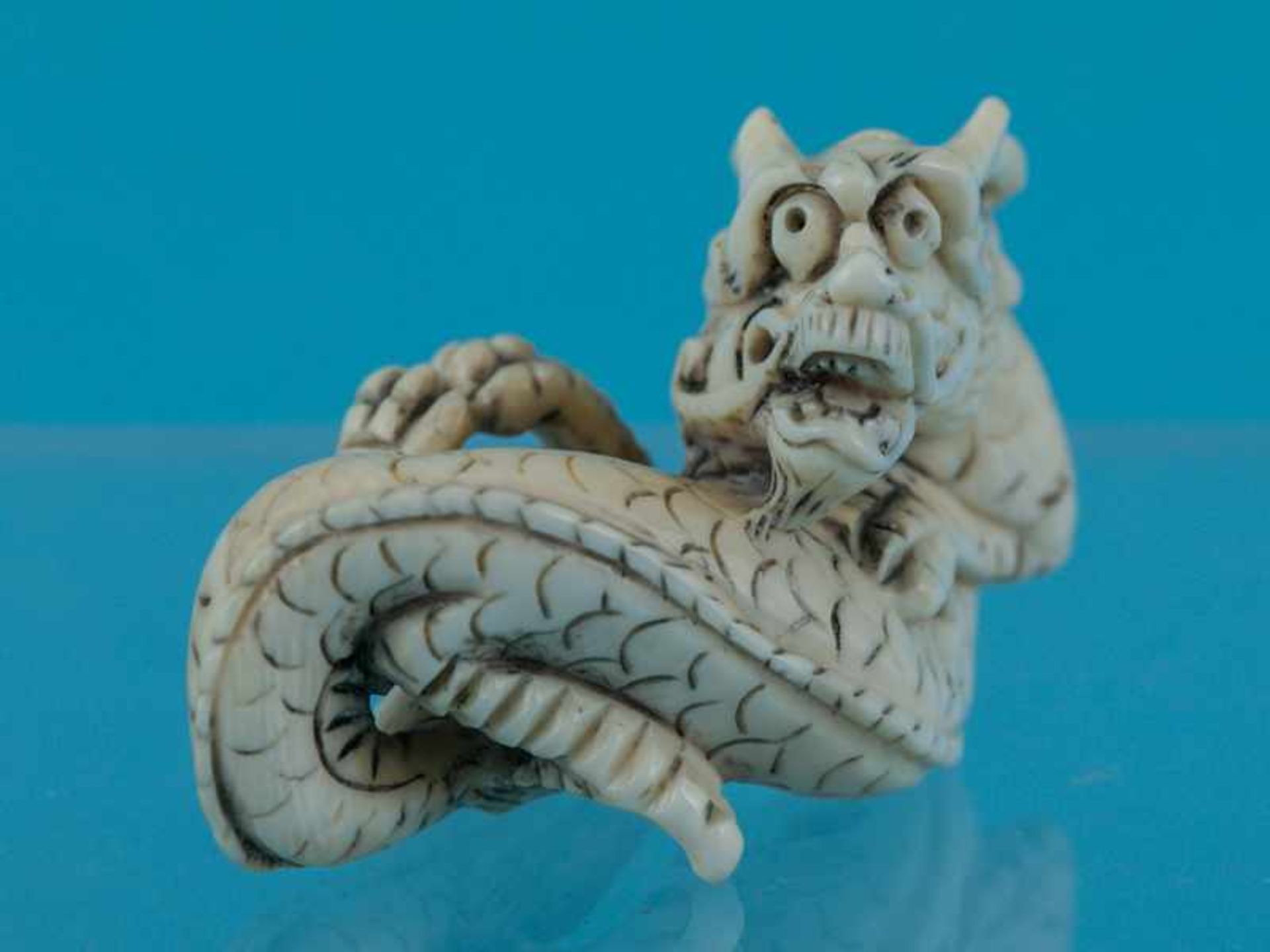 Netsuke, Japan, Meiji-Zeit, um 1900 "liegender Drache". Elfenbein. Fein gravierter Strukturdekor, - Image 7 of 9