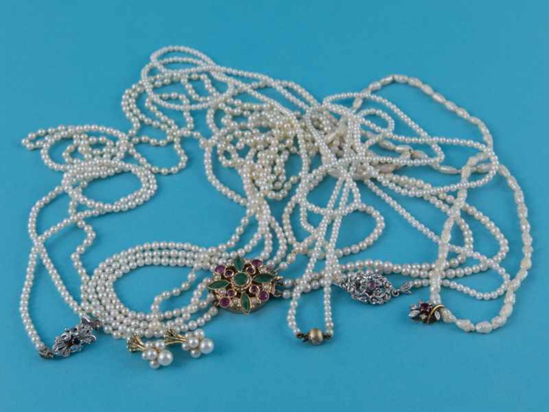 6 verschiedene Perlenketten und Schließen mit verschiedenem Edelsteinbesatz, 20. Jh. Verschiedene