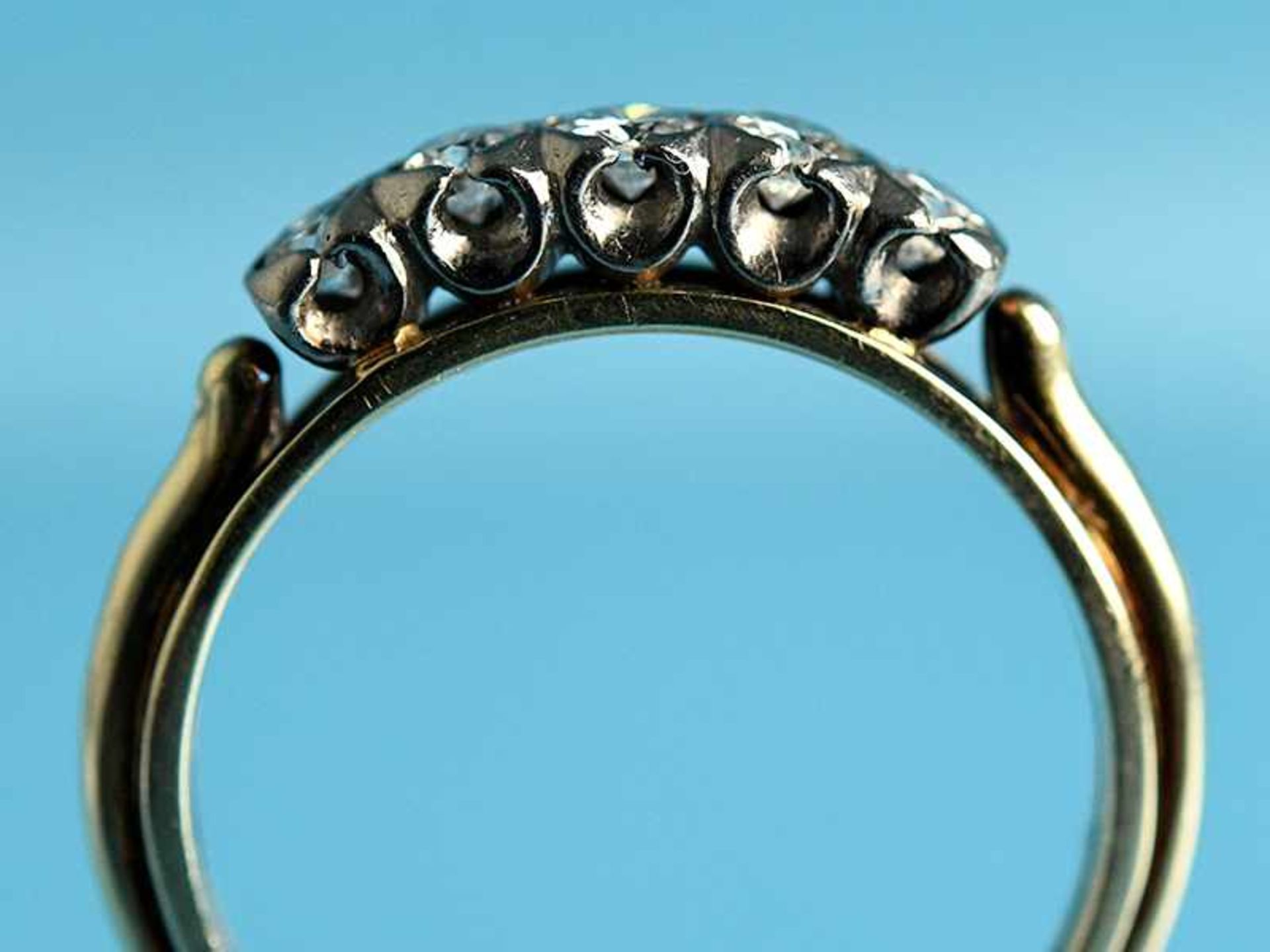 Ring mit 5 Brillanten, zusammen ca. 0,6 ct, 60- er Jahre 585/- Gelb- und Weißgold. Gesamtgewicht ca. - Image 2 of 4