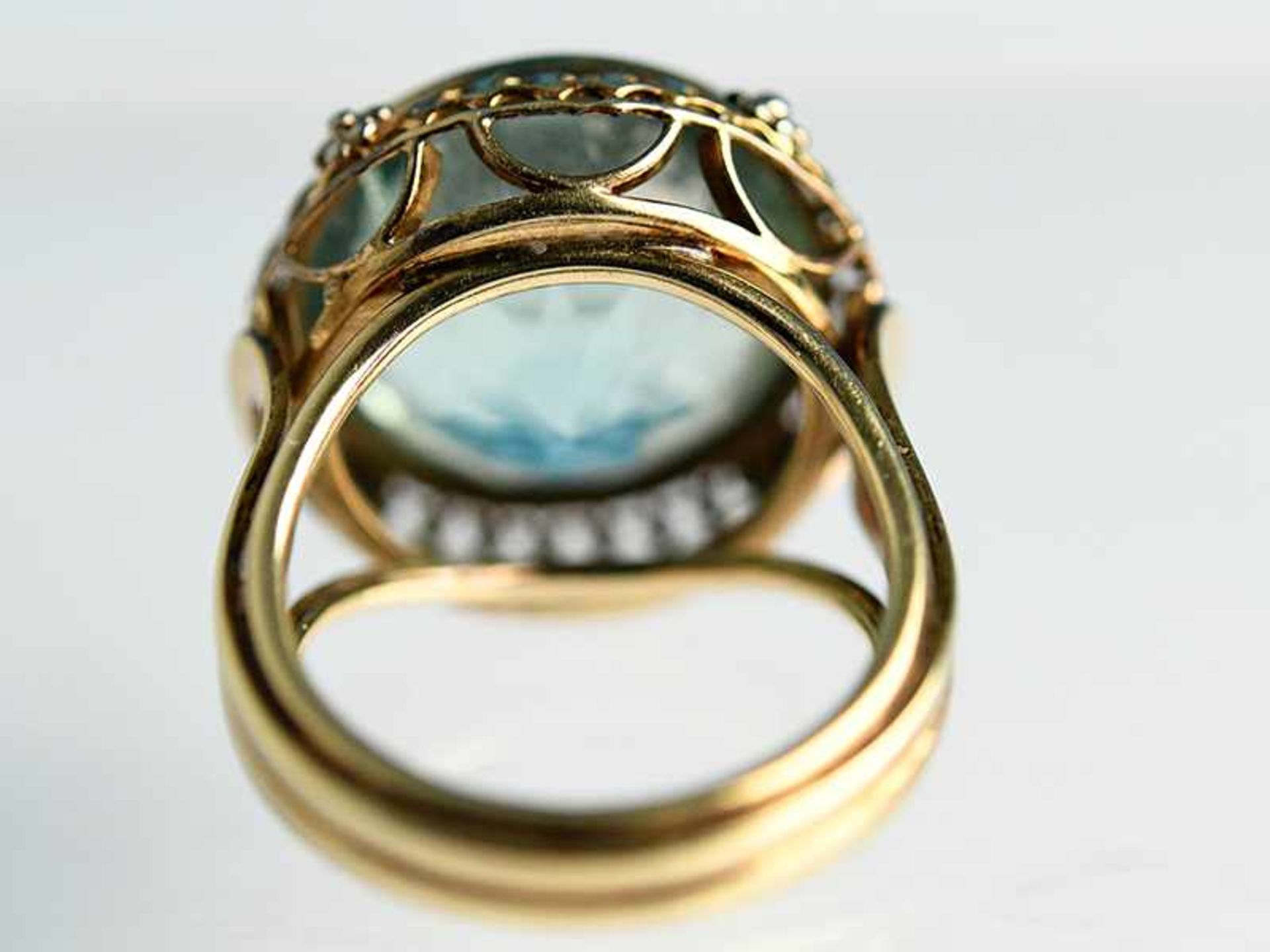 Ring mit wohl Aquamarin, Goldschmiedearbeit, 60- er Jahre 585/- Gelbgold. Gesamtgewicht ca. 8,4 g. - Image 4 of 4