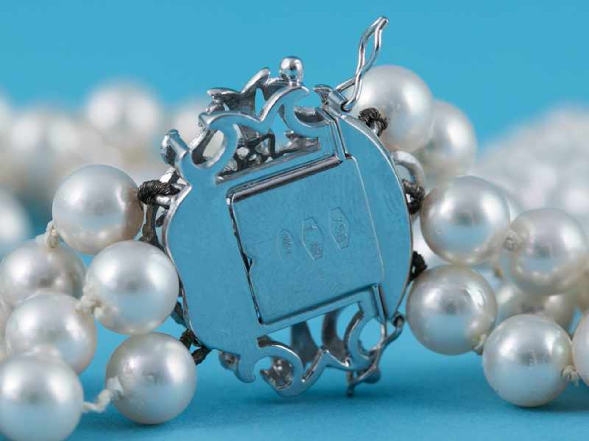 3 rhg. Akoja-Perlenkette mit 10 Brillanten besetzte Schließe, zusammen ca. 0,3 ct, 70- Jahre 750/- - Image 3 of 3