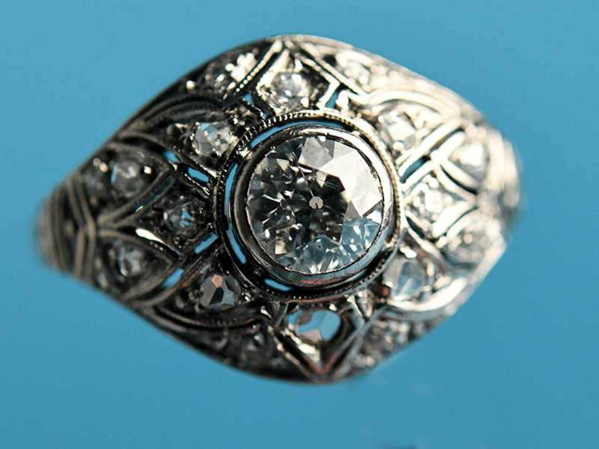 Ring mit Altschliff-Diamant ca. 0,7 und ca. 20 kleinen Diamanten, zusammen ca. 0,15 ct, Art Deco