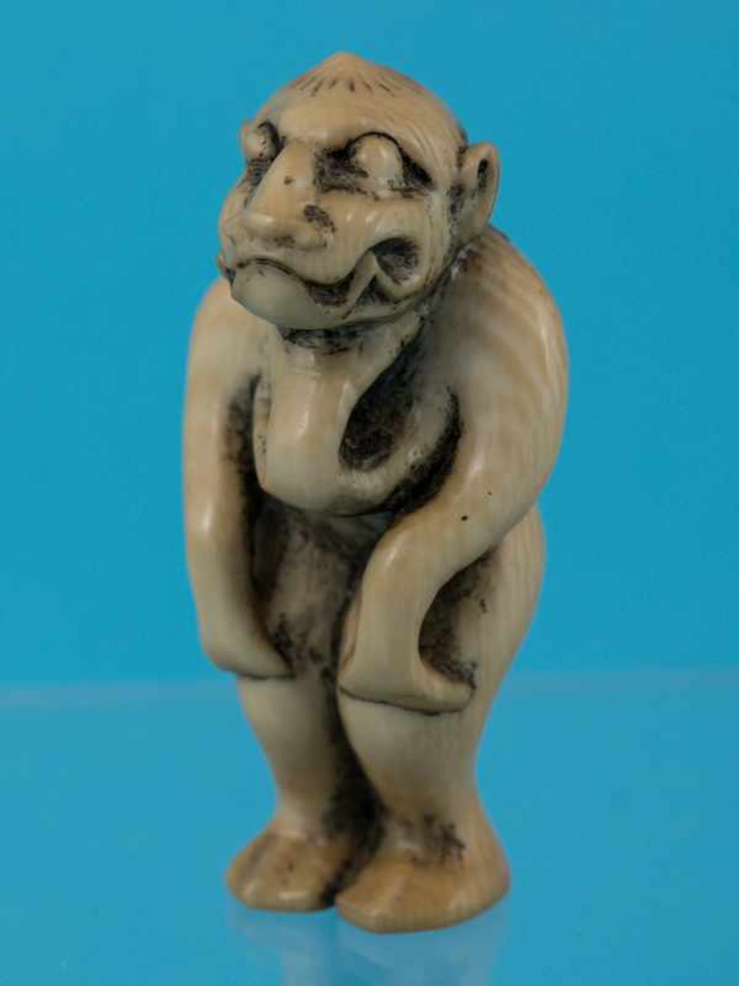 Netsuke, 18./ 19. Jh. "stehender Dämon". Elfenbein. Fein gravierter Strukturdekor, schwarz - Image 4 of 8