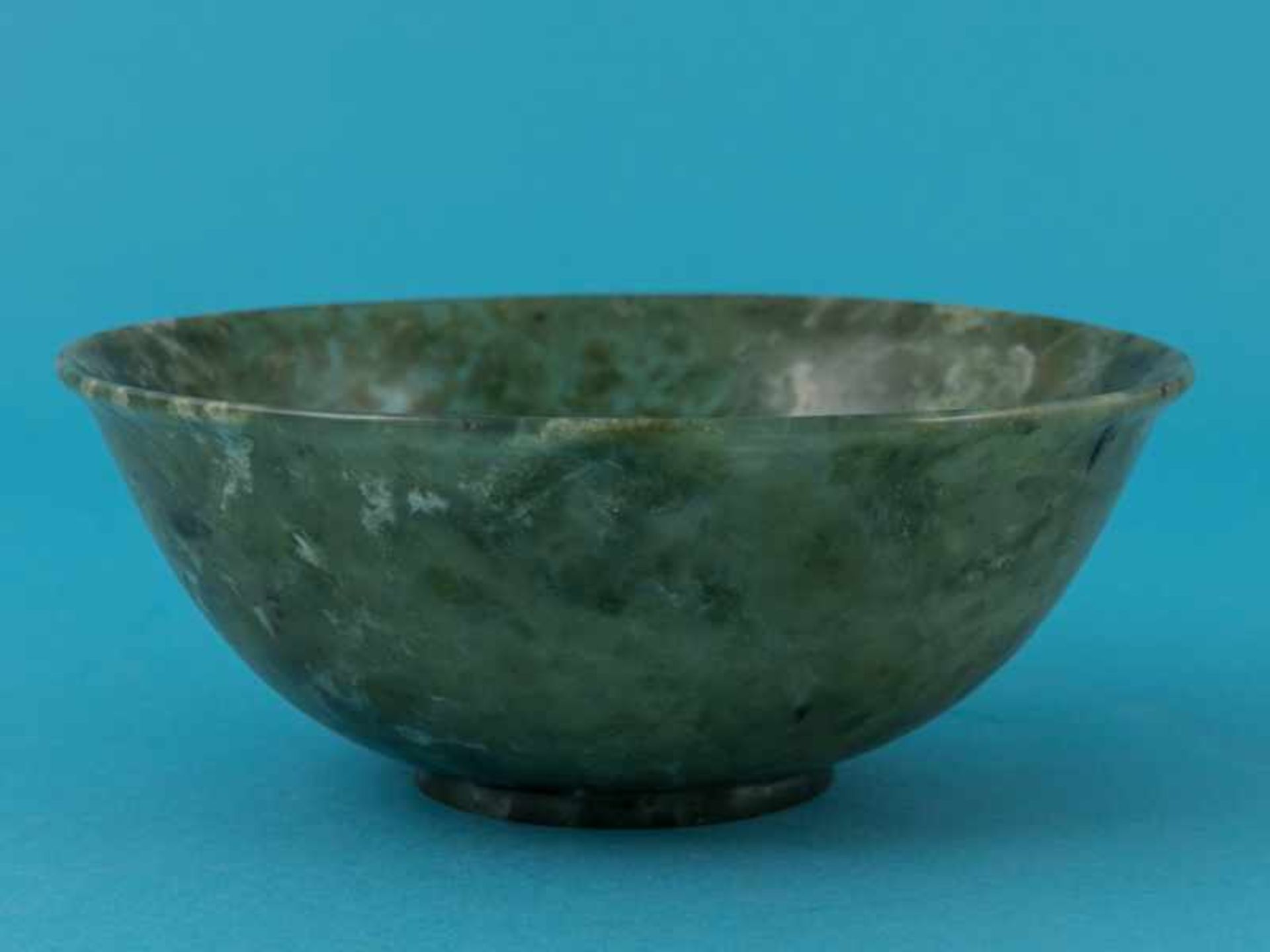 Jade-Rundschale, asiatisch, wohl 18./ 19. Jh. Jade in grün variierter, teils weißlich opak,