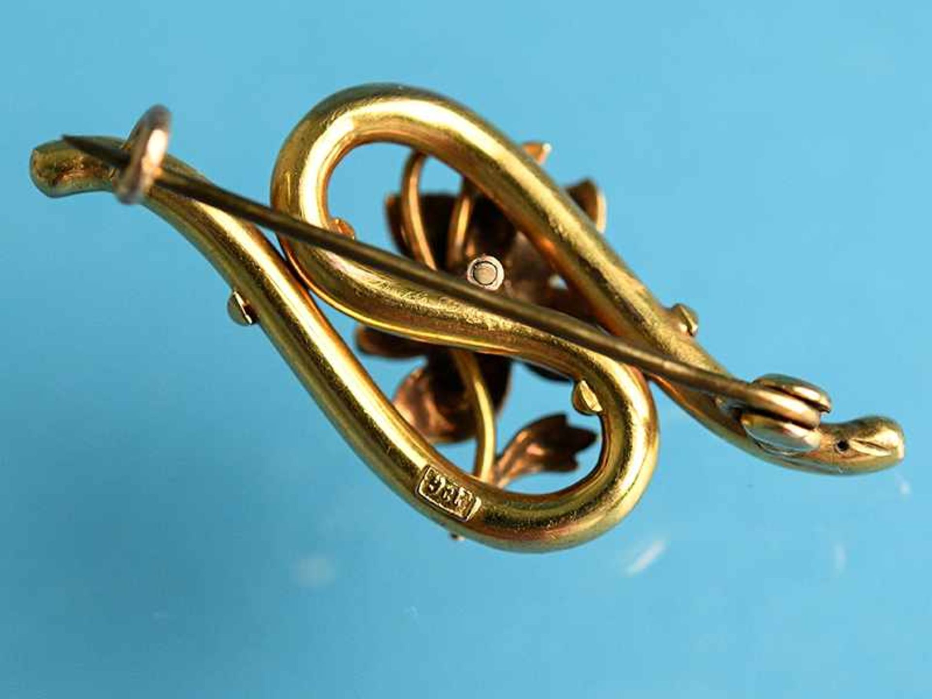 Nadel mit polychromer Emaille und Perle, Jugendstil 9 ct Gelbgold. Gesamtgewicht ca. 3,3 g. - Image 3 of 4