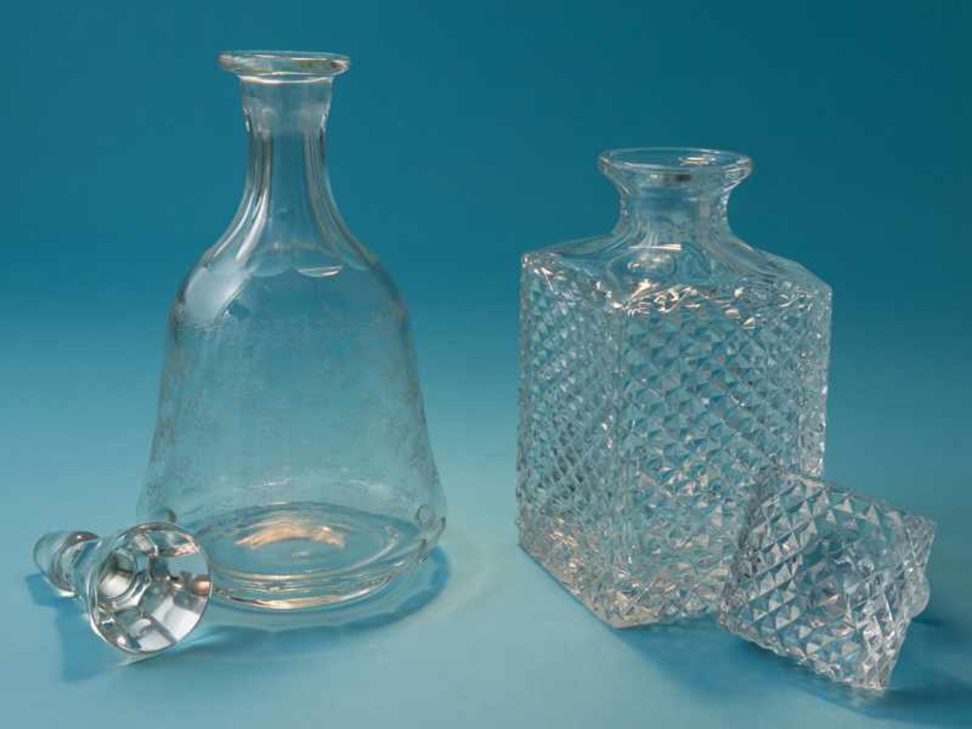 2 verschiedene Karaffen (u.a. 1 Whiskey-Karaffe), 20. Jh. Farbloses Glas; in verschiedenen Formen ( - Bild 2 aus 3