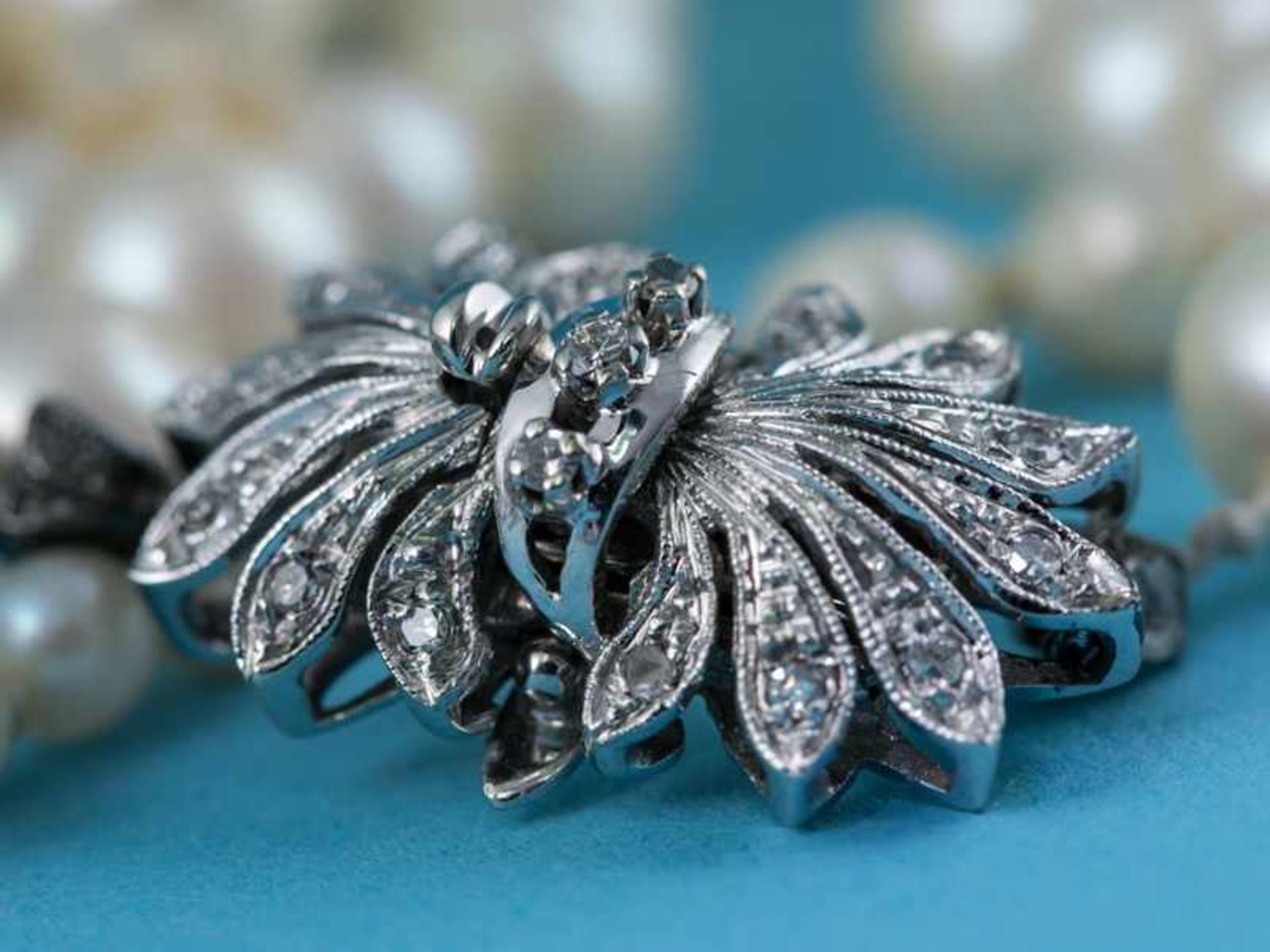 8 verschiedene Perlenketten- und Schließen z.T. mit Diamanten und Edelsteinbesatz, 20. Jh. - Bild 4 aus 8